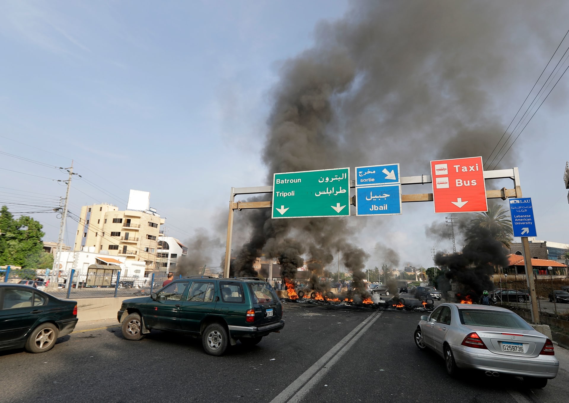صور مظاهرات "لبنان ينتفض".. غلق طرق و60 جريحا بصفوف الأمن