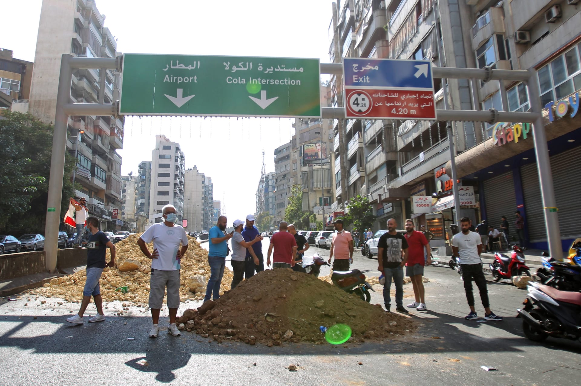 المتظاهرون يقطعون الطرق المؤدية إلى مطار بيروت الدولي