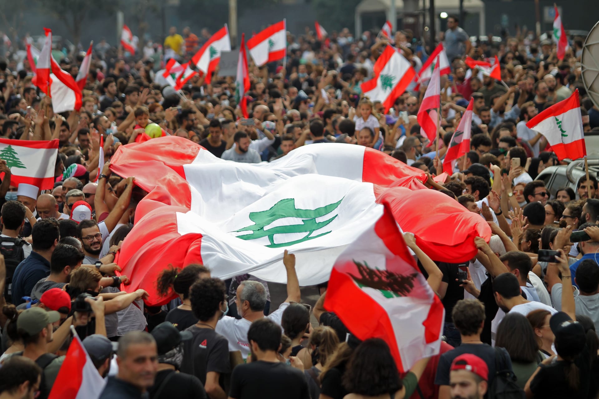 بالصور.. الآلاف في مظاهرات تطالب بـ"إسقاط النظام" في لبنان 