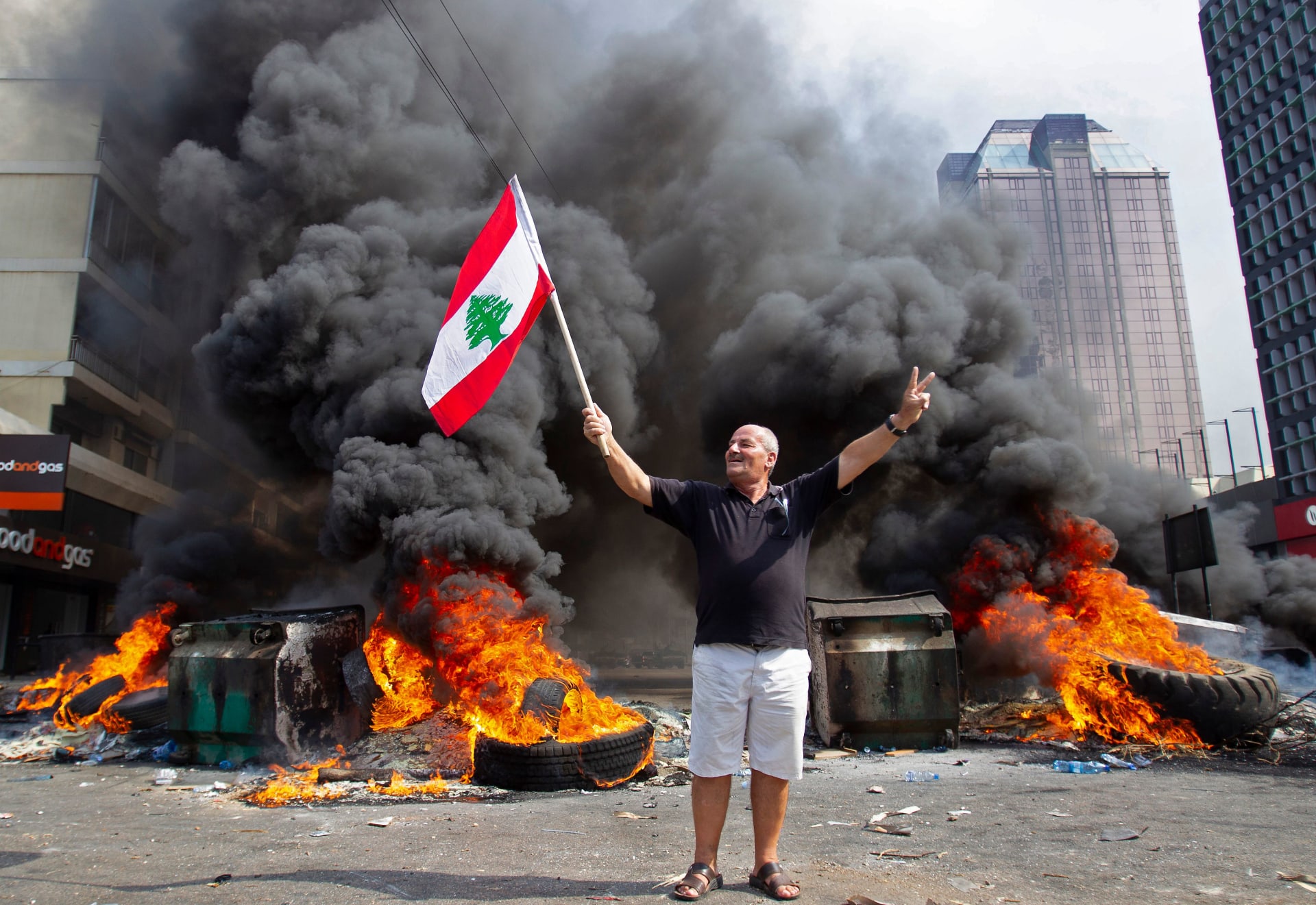 بالصور.. الآلاف في مظاهرات تطالب بـ"إسقاط النظام" في لبنان 