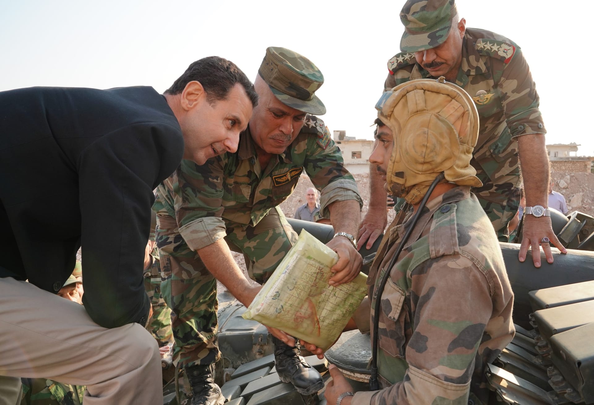 الرئيس السوري بشار الأسد يلتقي رجال الجيش على الخطوط الأمامية بريف إدلب