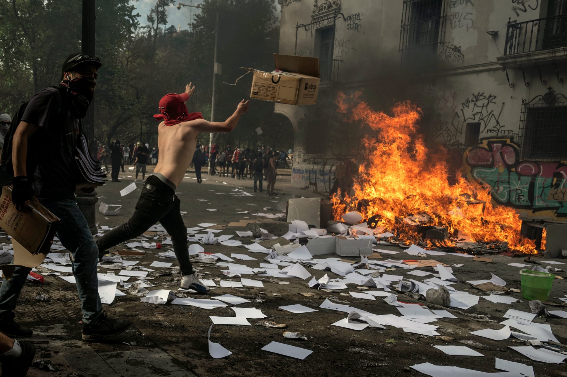 بعد 5 أيام من الاحتجاجات العنيفة.. رئيس تشيلي يعتذر لمواطنيه ويعلن إصلاحات اقتصادية