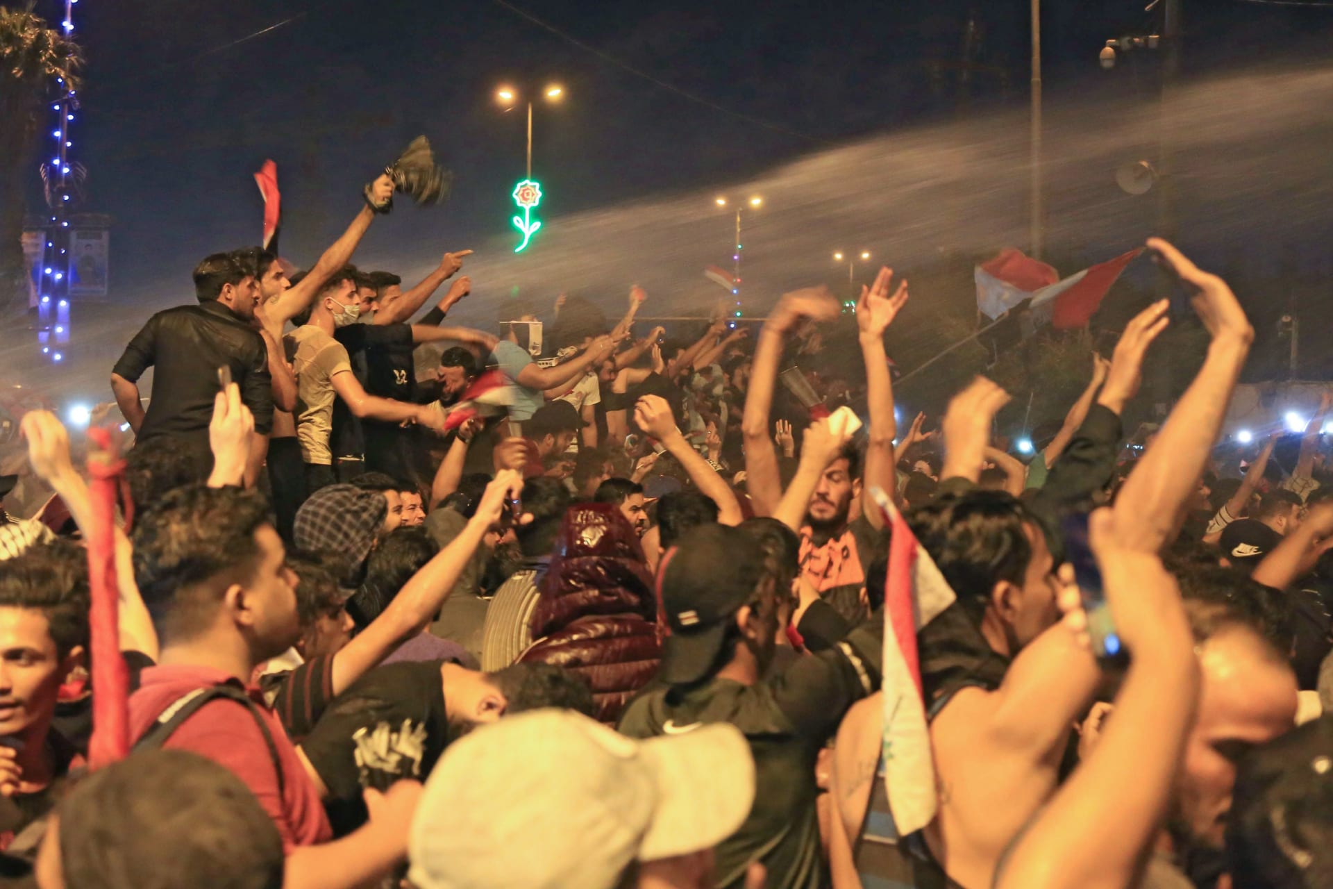 صور مظاهرات العراق.. مصادر لشبكتنا: 12 جثة محروقة في الديوانية.. والقتلى 42 والجرحى 2300