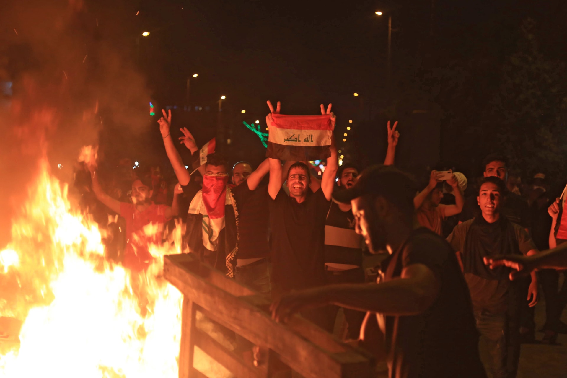 صور مظاهرات العراق.. مصادر لشبكتنا: 12 جثة محروقة في الديوانية.. والقتلى 42 والجرحى 2300