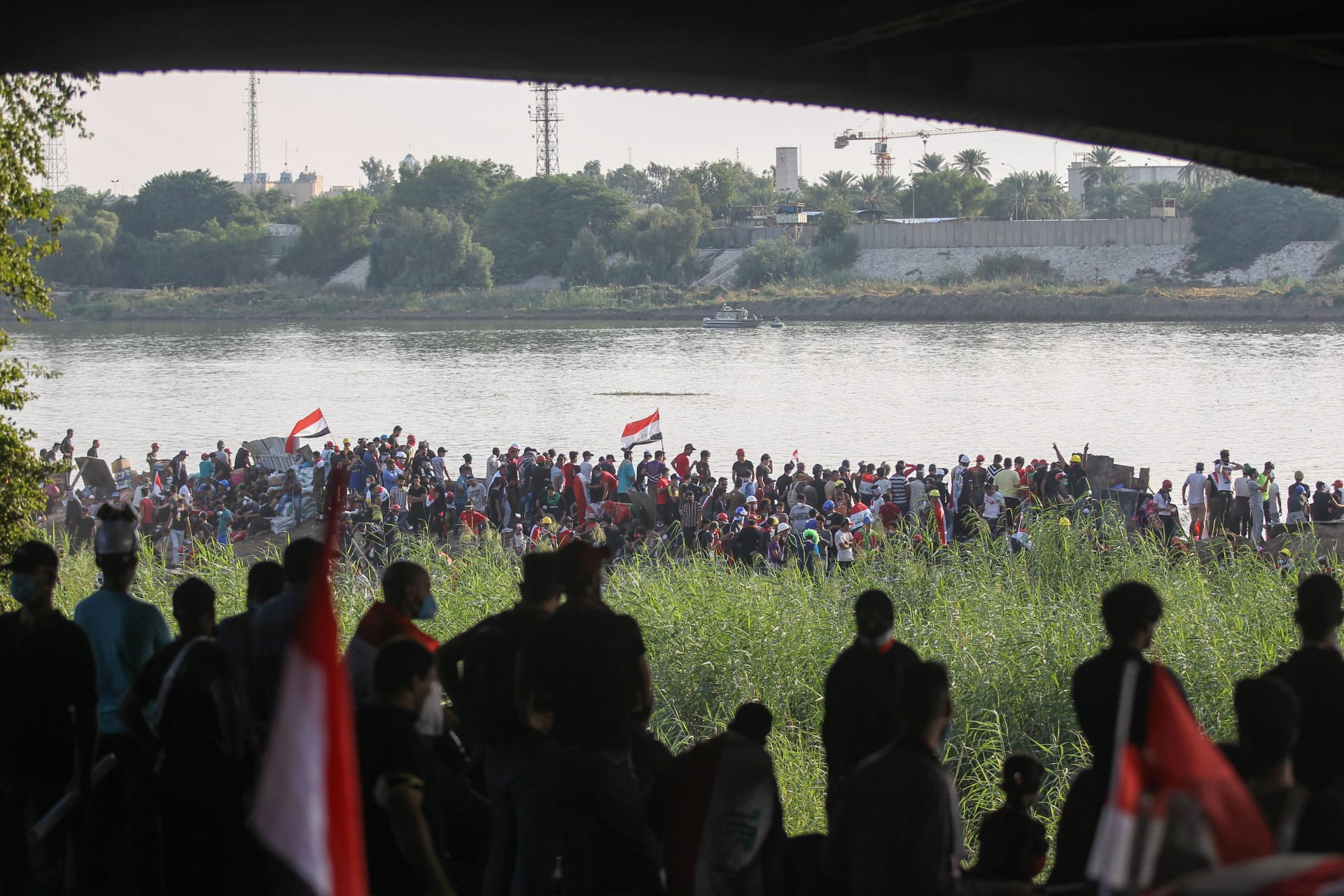 اشتباكات عنيفة بين الأمن ومتظاهرين على جسر بالعراق.. وأنباء عن سقوط قتلى ومصابين