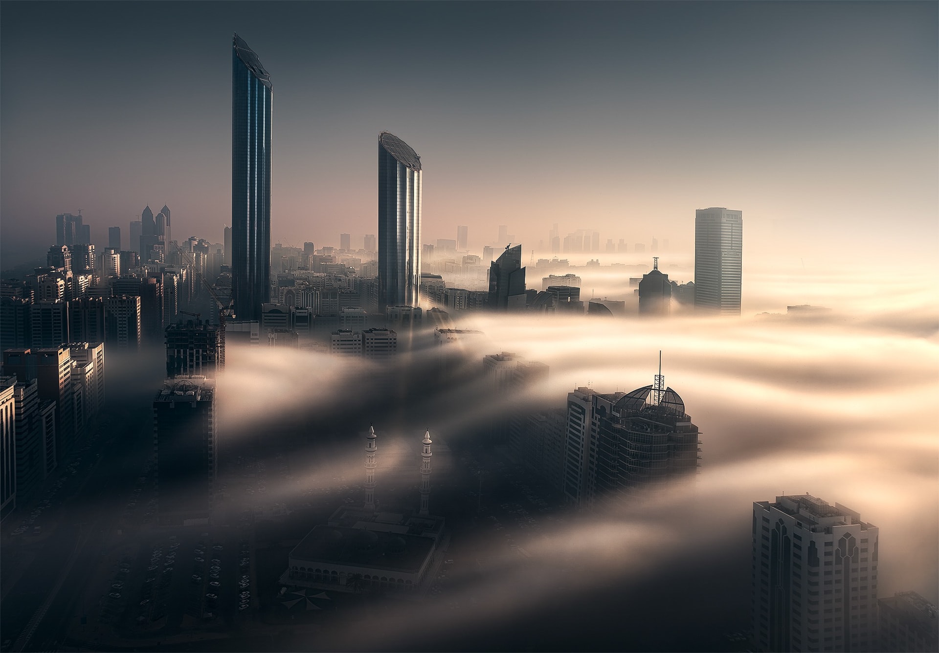 مشهد "نادر" التقطه إماراتي يبين أبوظبي تحت غطاء كثيف من الضباب