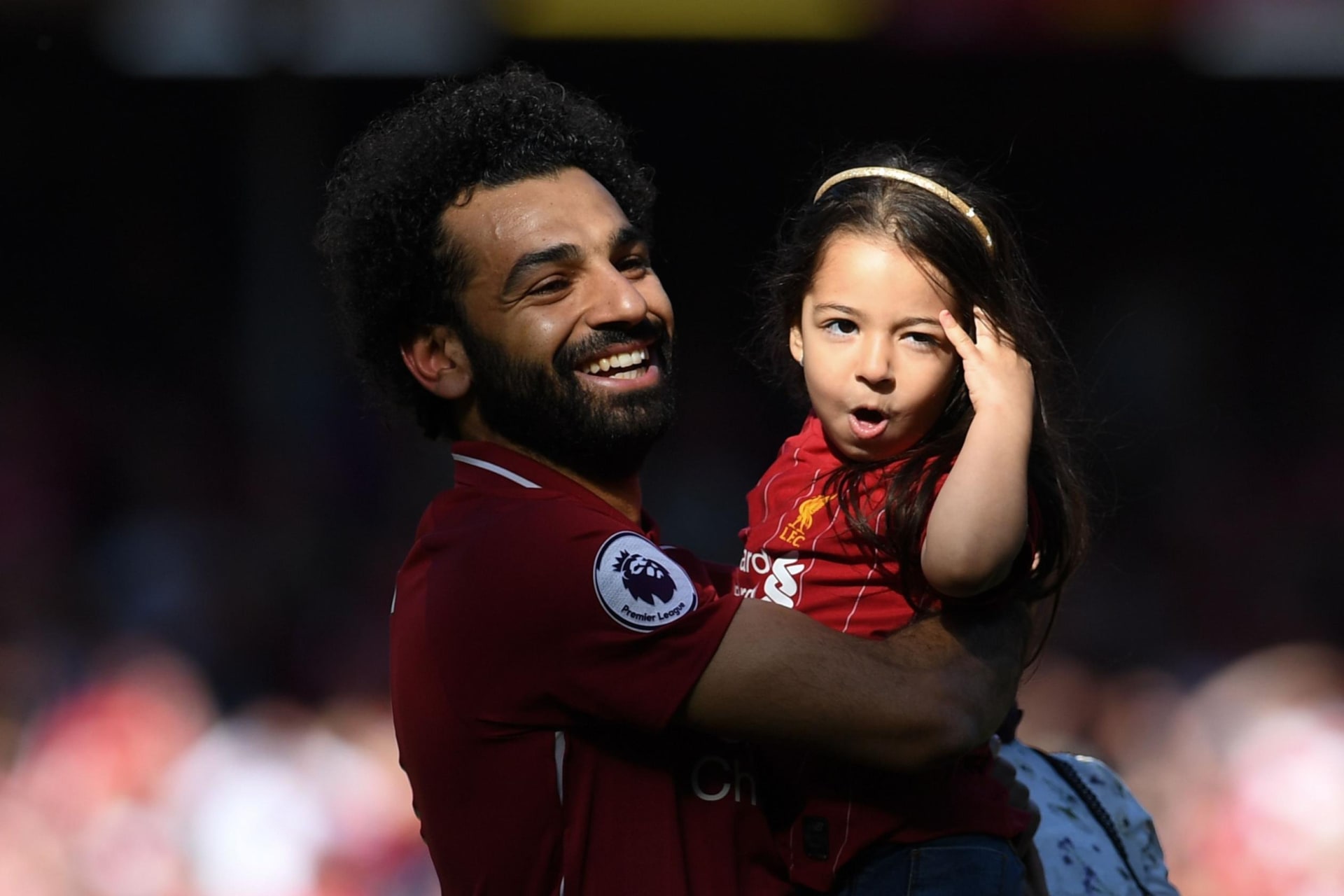 محمد صلاح نجم نادي ليفربول الإنجليزي مع ابنته مكة في ختام مباريات الدوري الإنجليزي بالموسم الماضي 