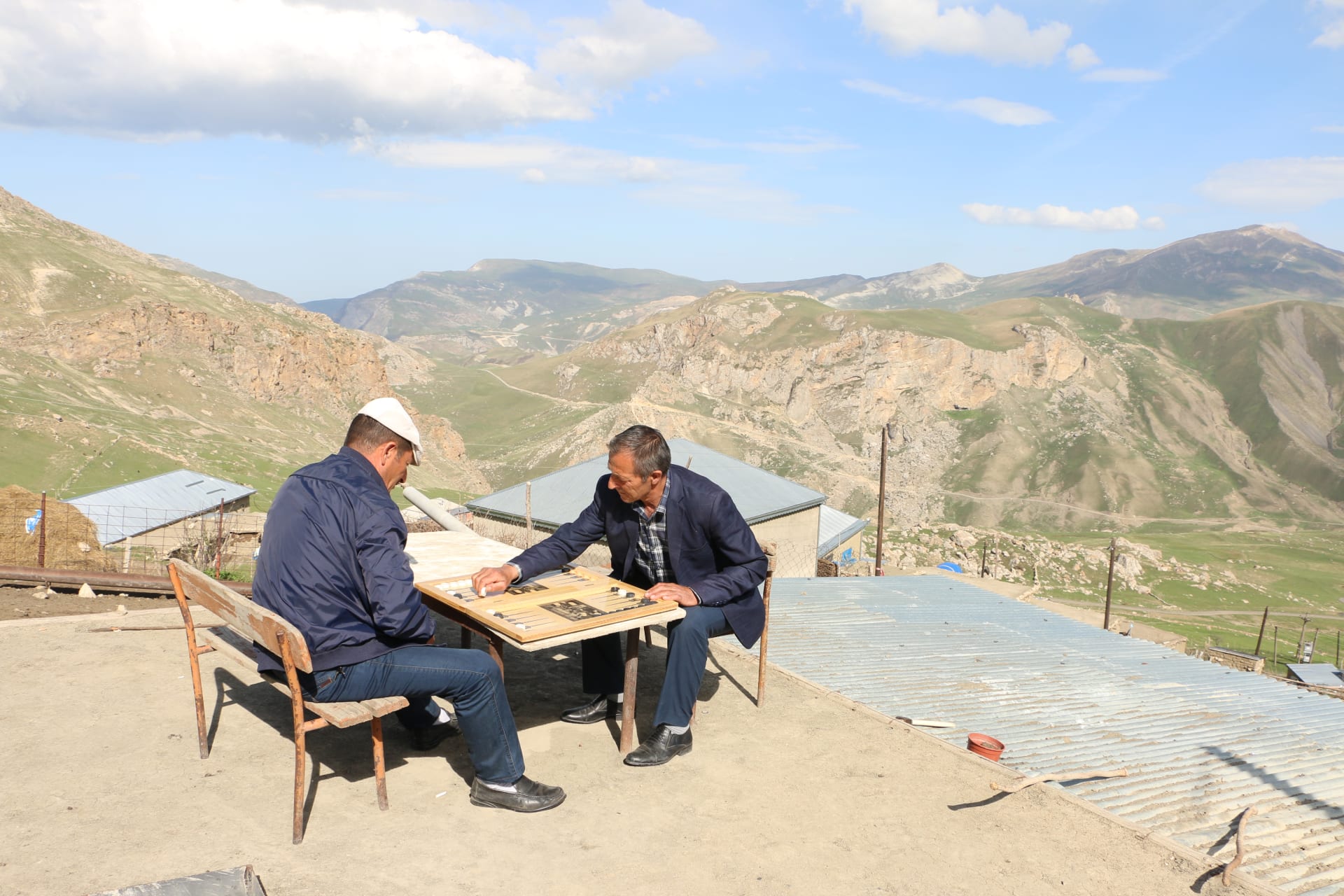 بين لعب النرد وشرب الشاي.. اختبر الحياة في أعلى قرية في القوقاز ليوم واحد