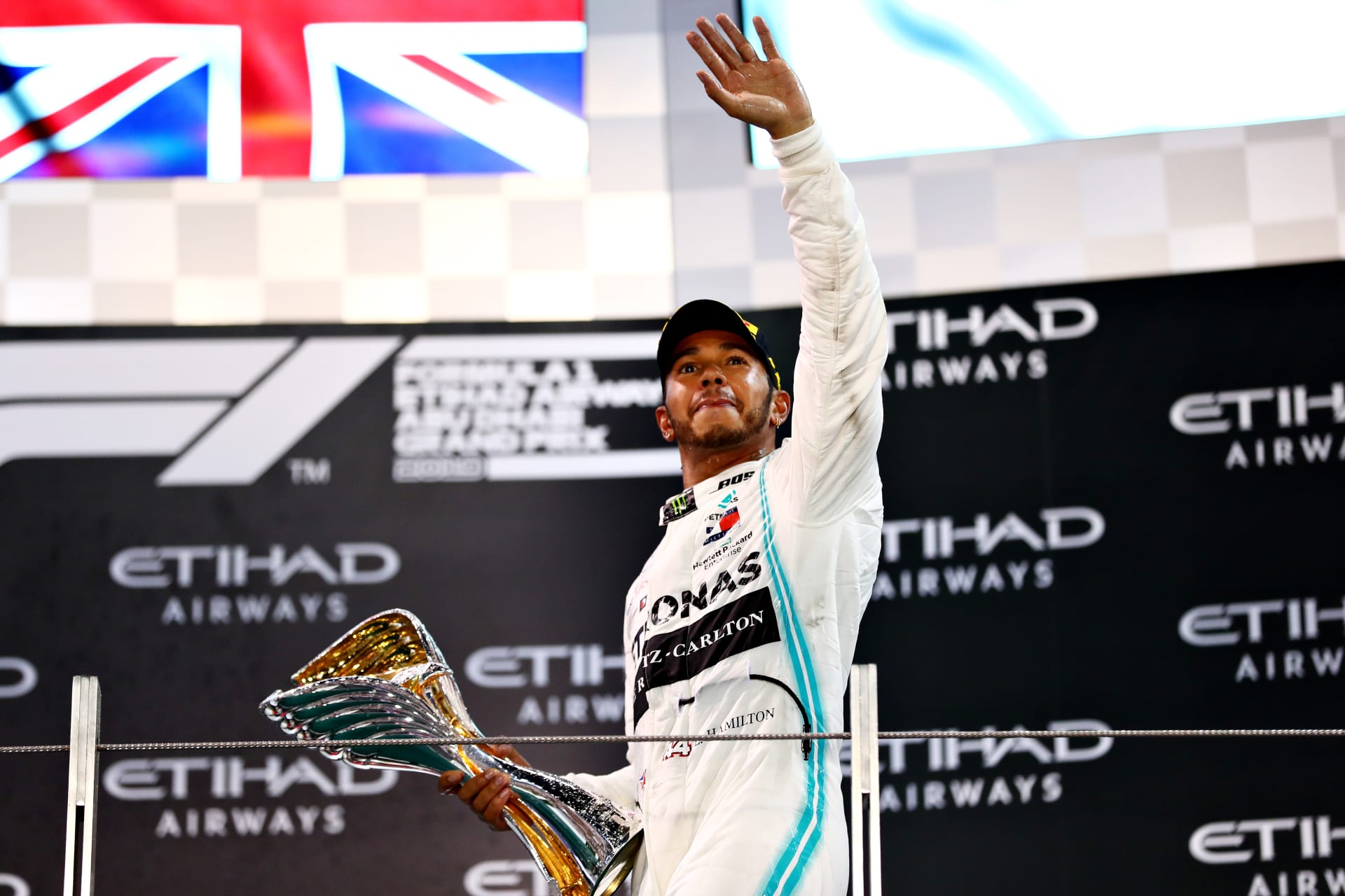البريطاني لويس هاملتون يفوز بالجولة الأخيرة لفورمولا 1 بسباق أبوظبي