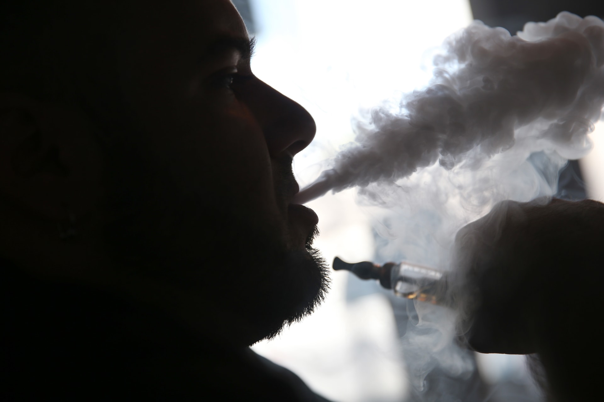 تقرير: لا يوجد ماركة واحدة لعلاقة السجائر الإلكترونية بإصابة الرئة