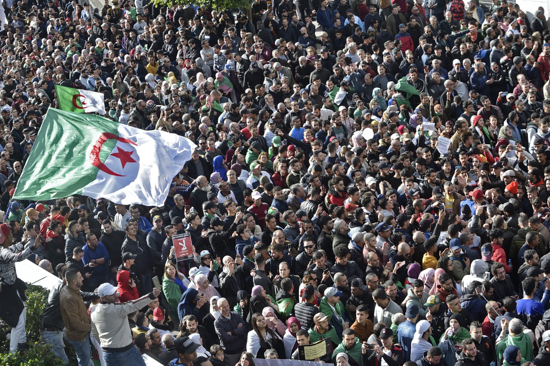 مظاهرات واسعة في الجزائر احتجاجا على تنظيم انتخابات الرئاسة 