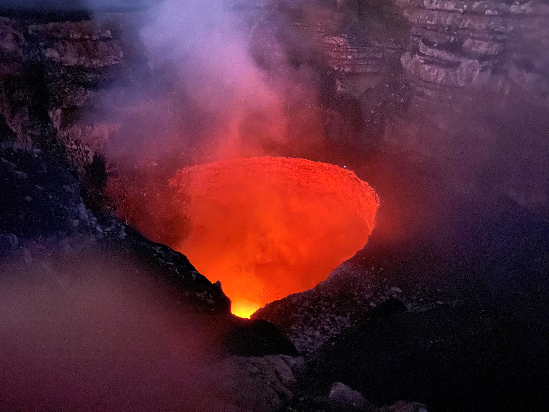 مغامر سعودي يتدلى فوق بركان "ماسايا" في نيكاراغوا
