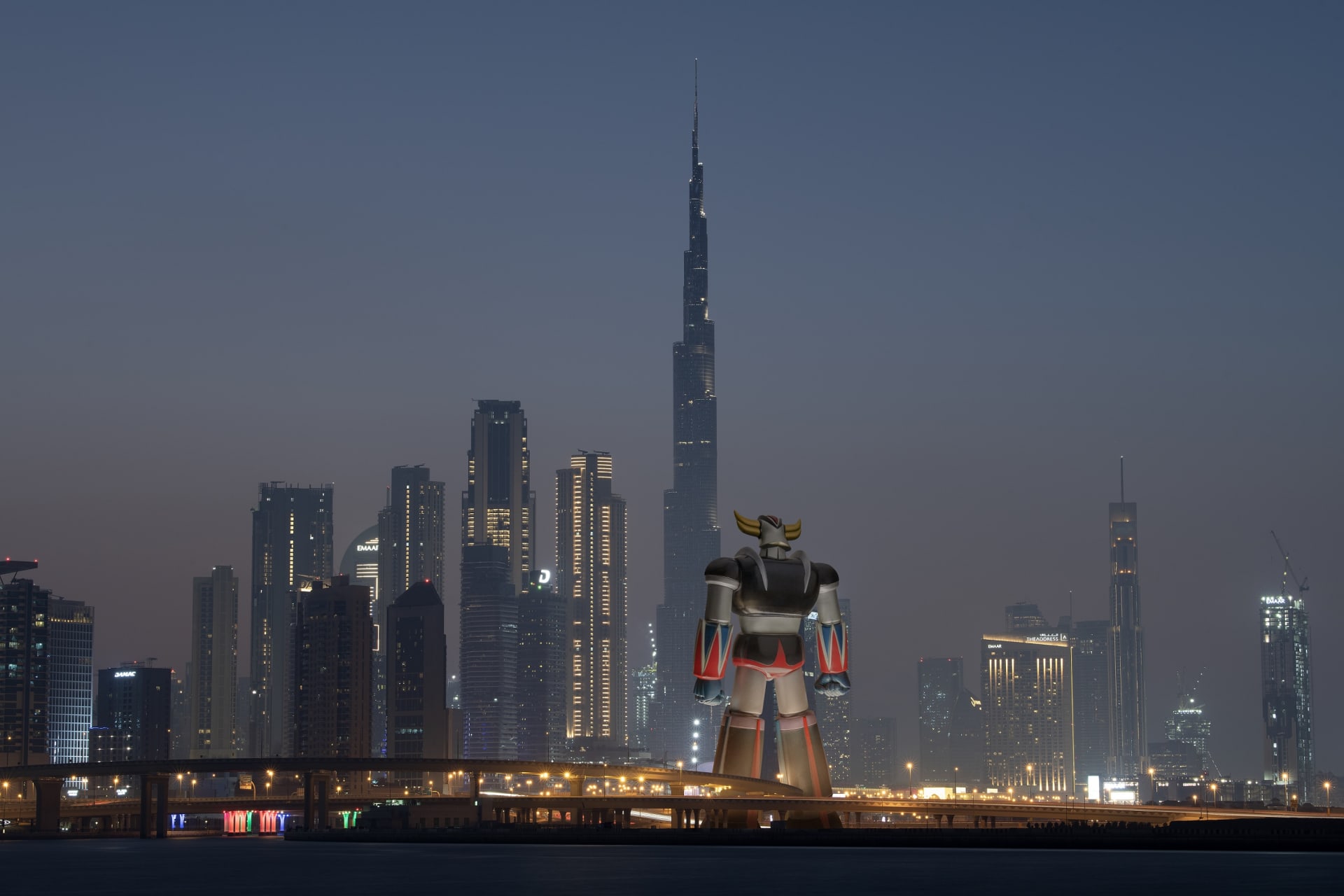 الرجل الآلي العملاق "جريندايزر" في دبي
