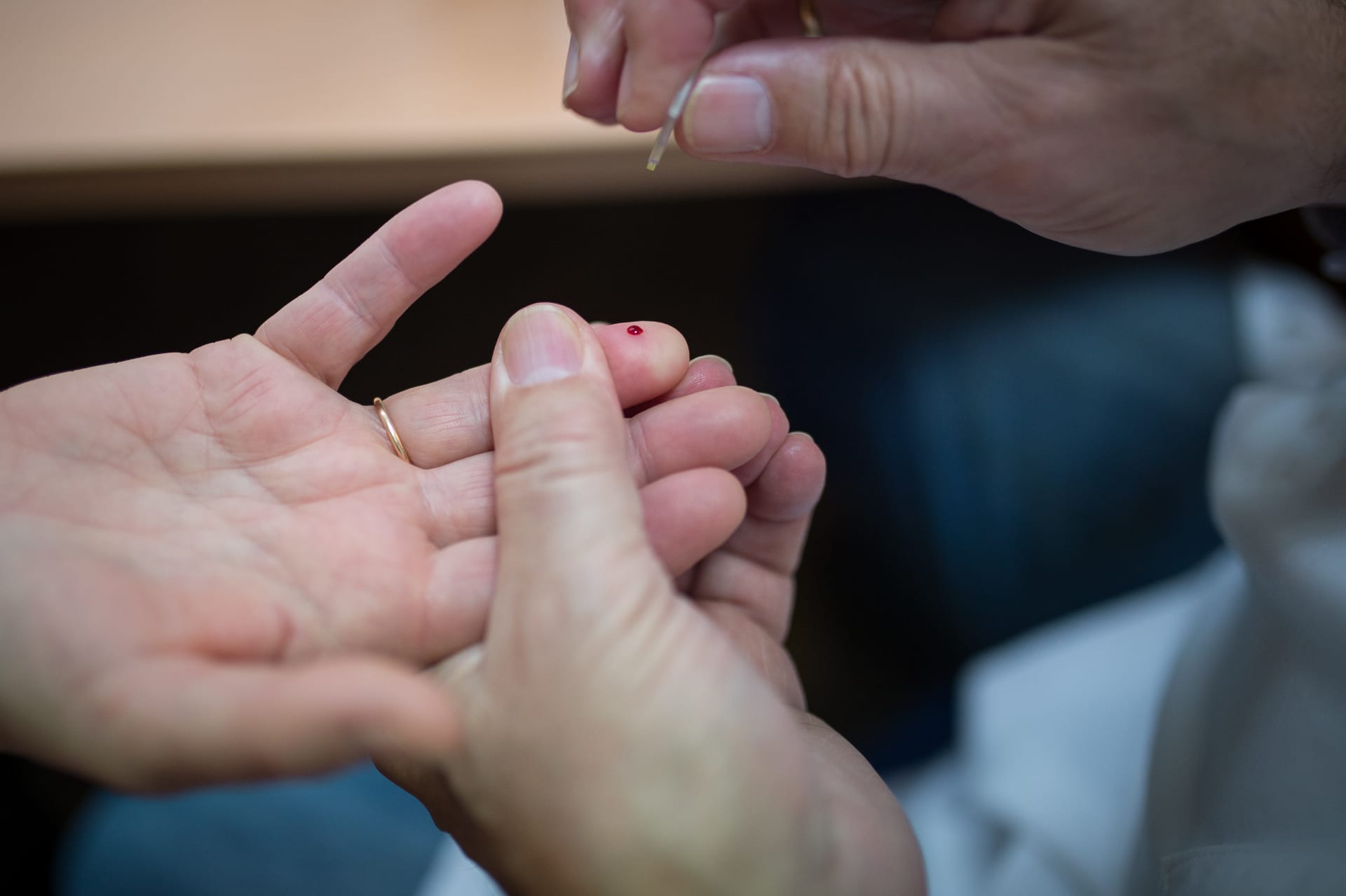 طبيب يفحص مستوى الهيموغلوبين قبل التبرع بالدم في فرنسا