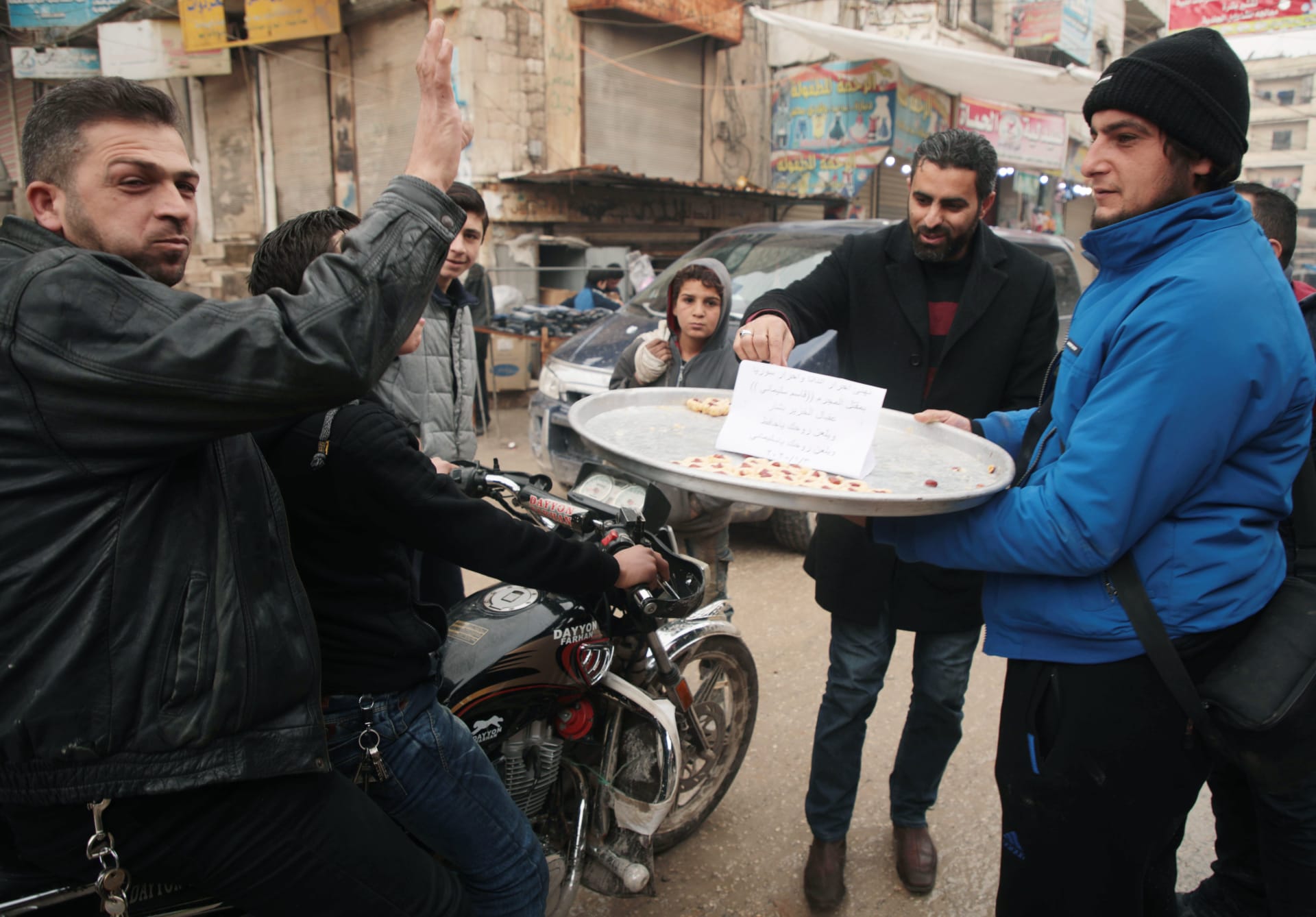 توزيع الحلوى في إدلب احتفالا بمقتل قائد فيلق القدس قاسم سليماني