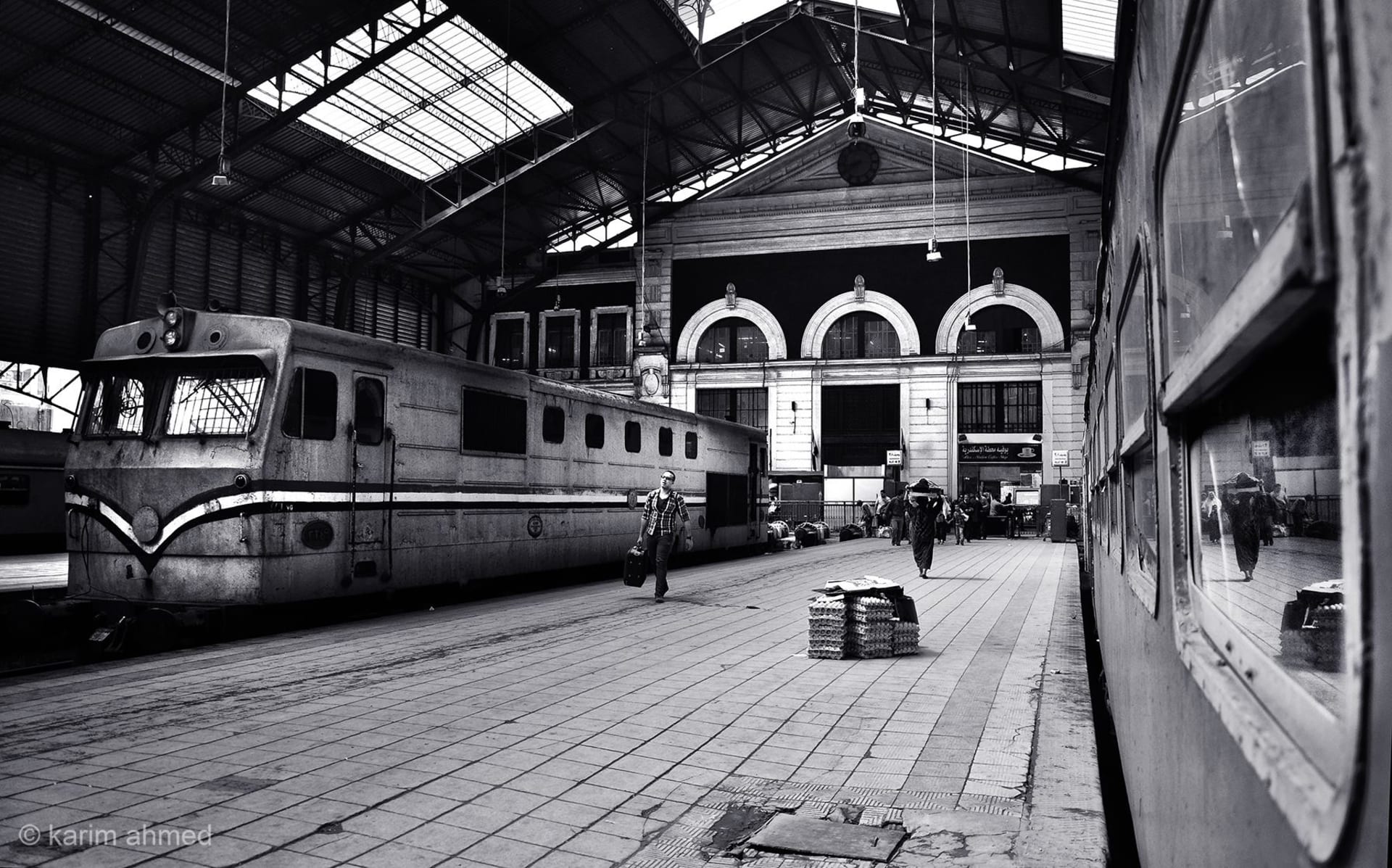 مصور يبرز رواد محطة مصر في الإسكندرية أقدم محطة قطار في أفريقيا والشرق الأوسط Cnn Arabic