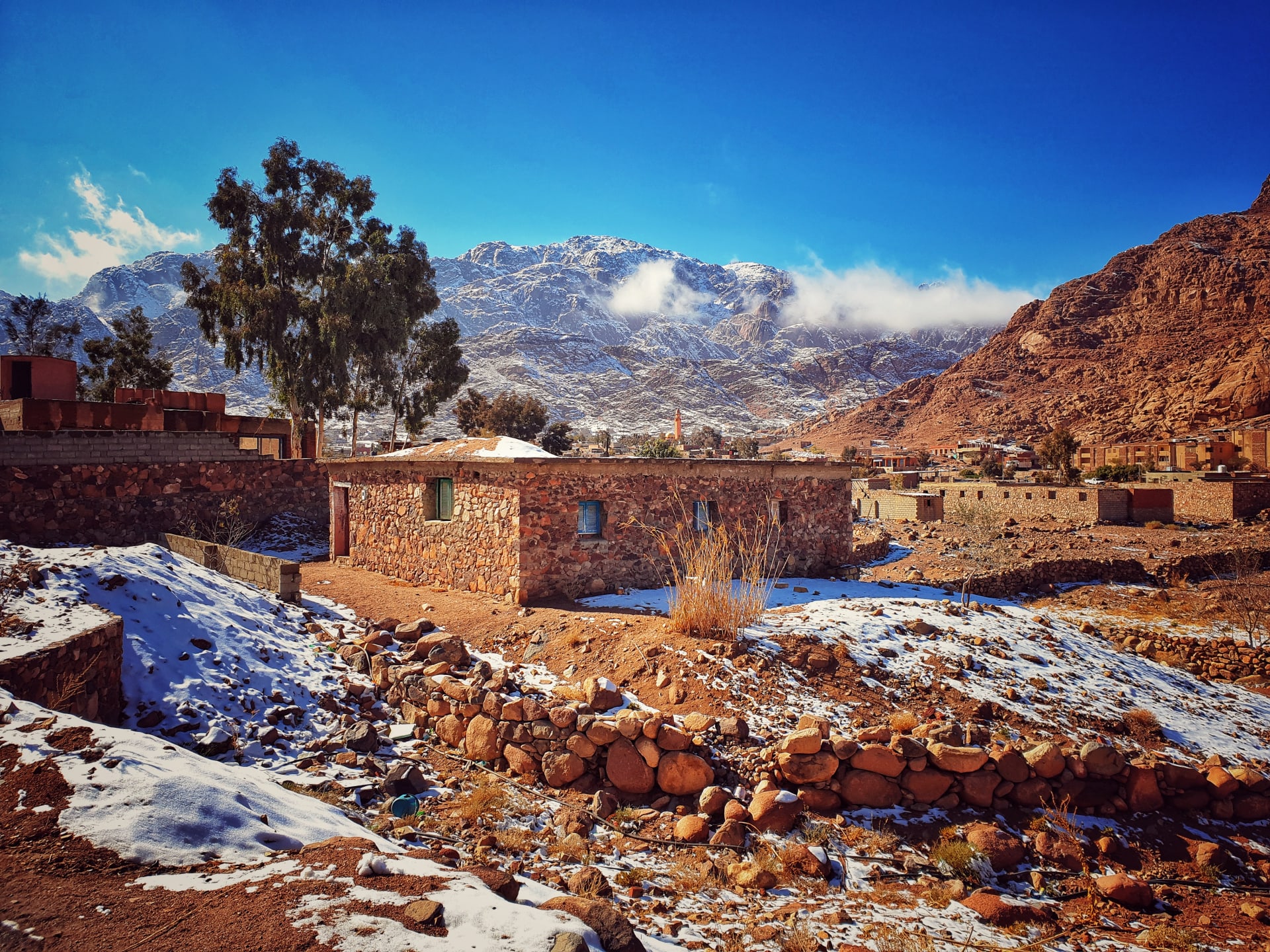 الثلوج تزين دير سانت كاترين بمصر.. ومصور يوثق المشهد الساحر