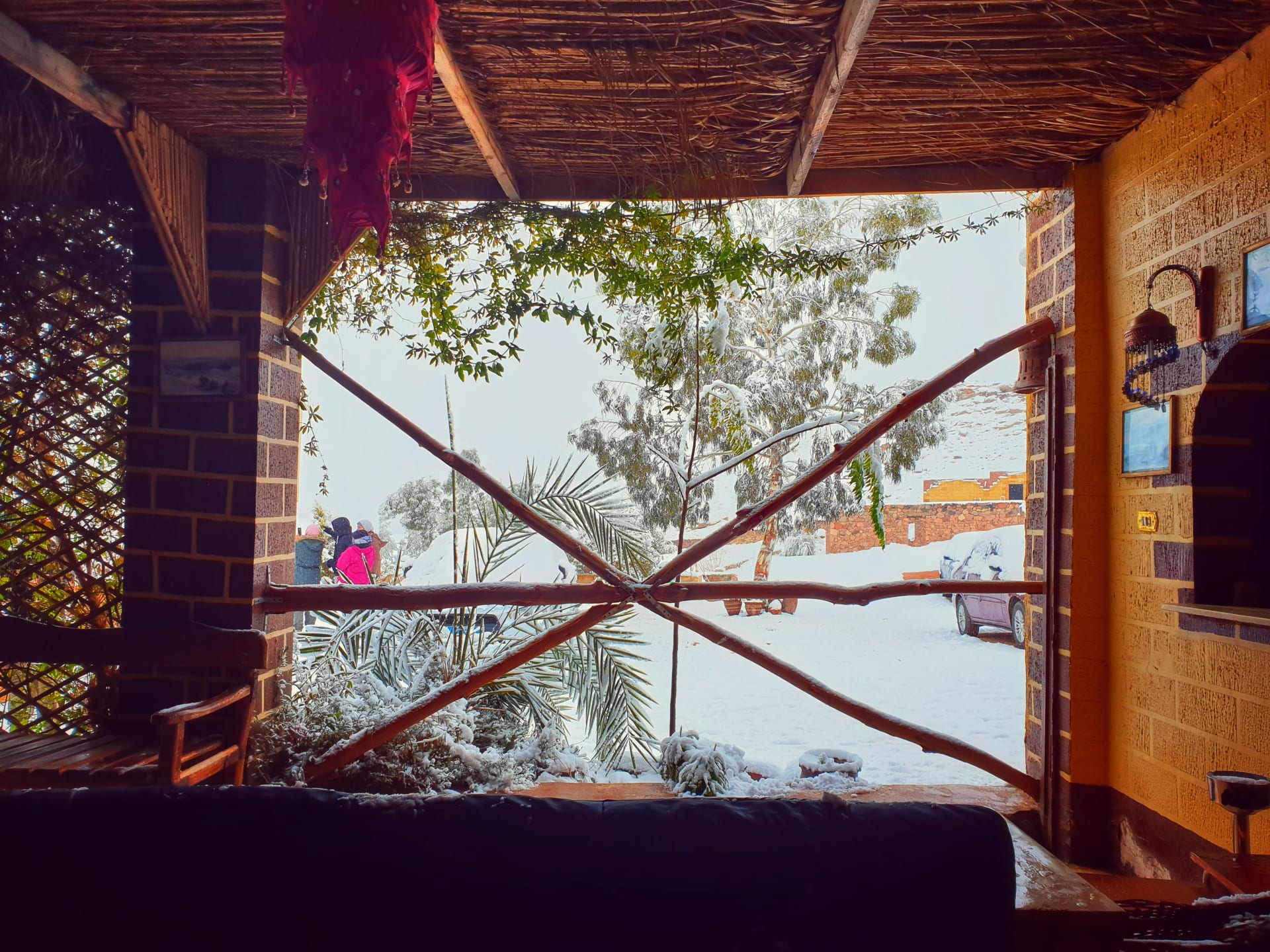 الثلوج تزين دير سانت كاترين بمصر.. ومصور يوثق المشهد الساحر