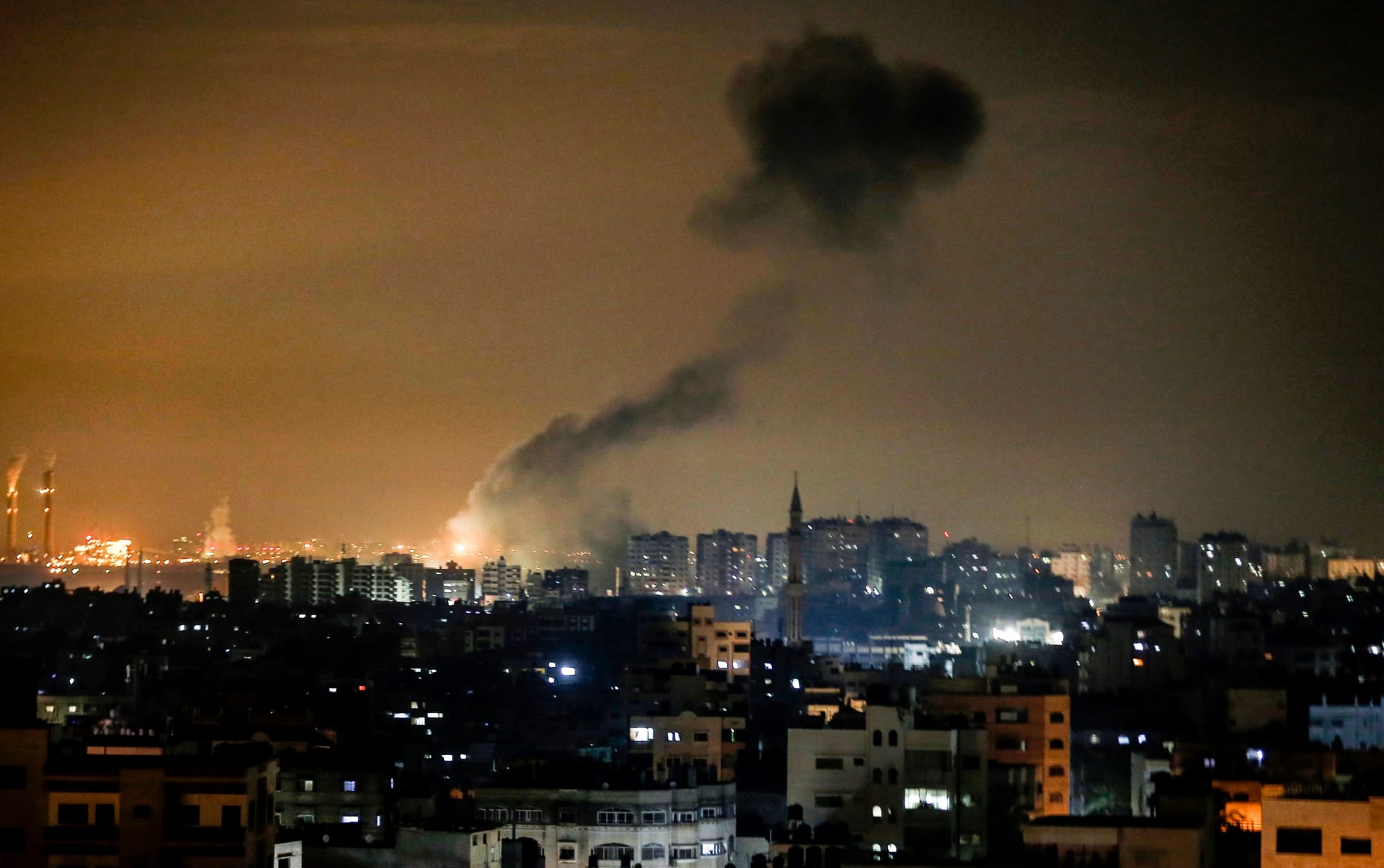 غارات جوية على غزة.. والجيش الإسرائيلي: قصفنا مجمعًا عسكريًا ومصنع أسلحة لحماس