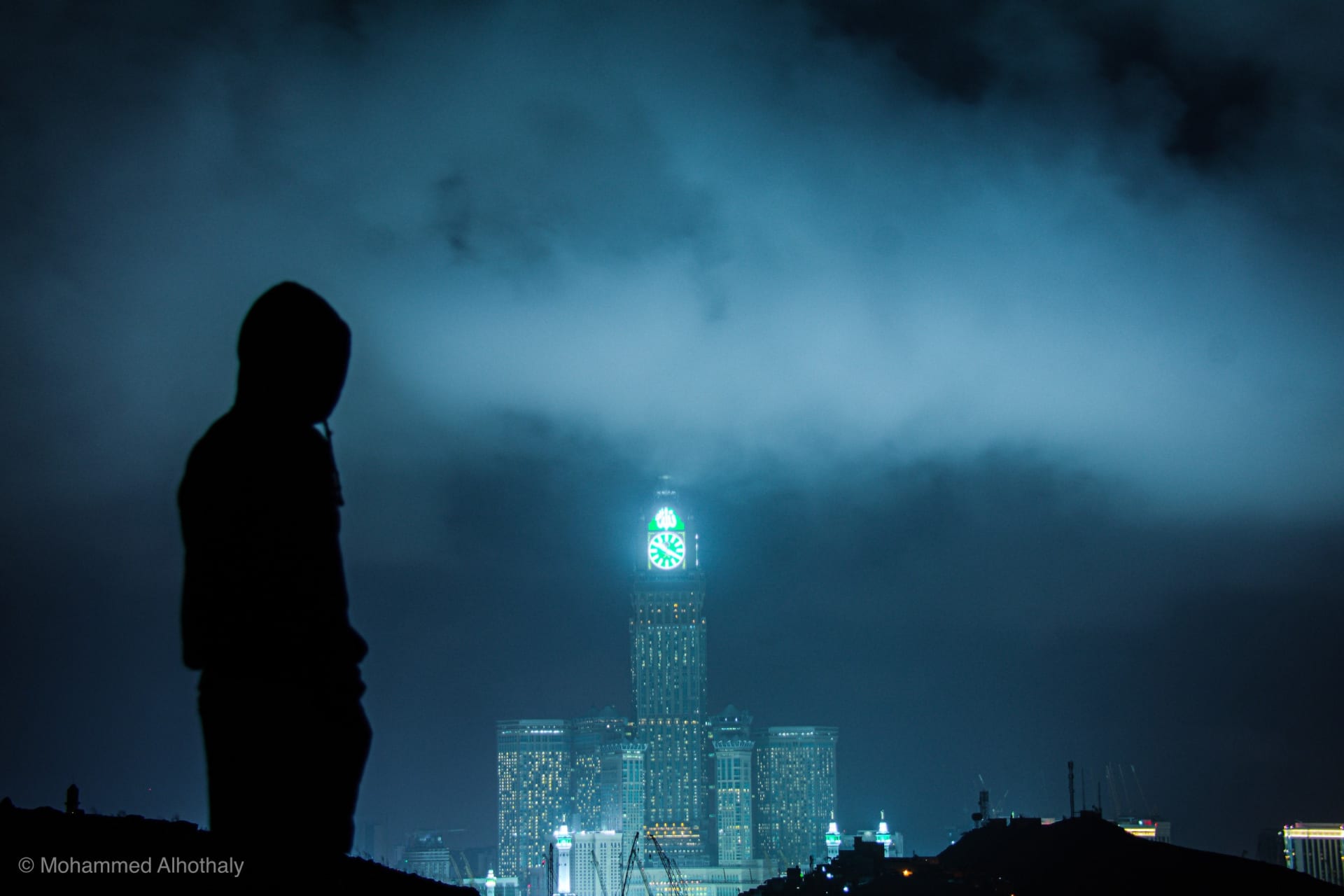في مشهد حالم بالسعودية.. الضباب يعانق برج الساعة في مكة