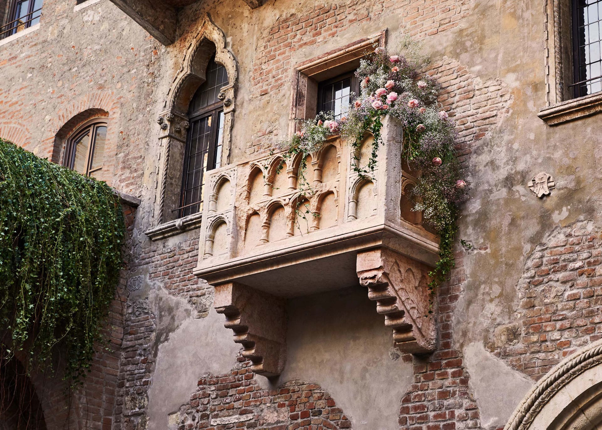 فرصة العمر.. لم لا تعش قصة "روميو وجولييت" بهذا المنزل بإيطاليا؟