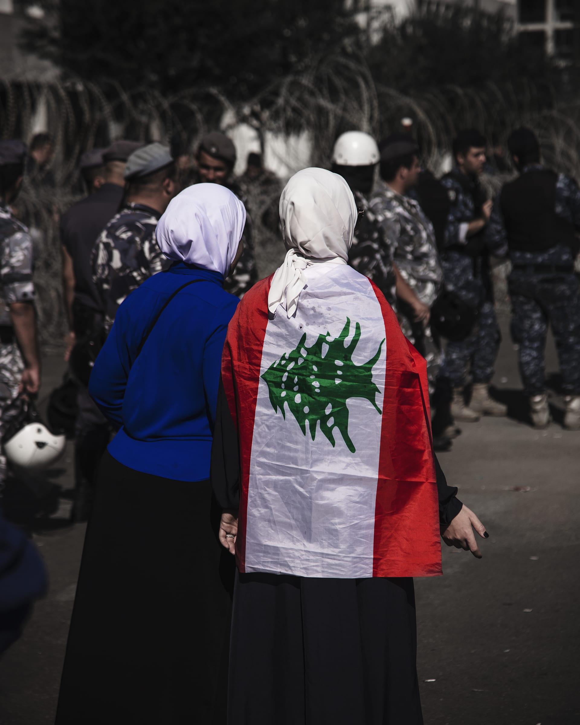 رمز لـ"لبنان الجديدة".. مصور يوفر نظرة أقرب على النساء في مظاهرات لبنان