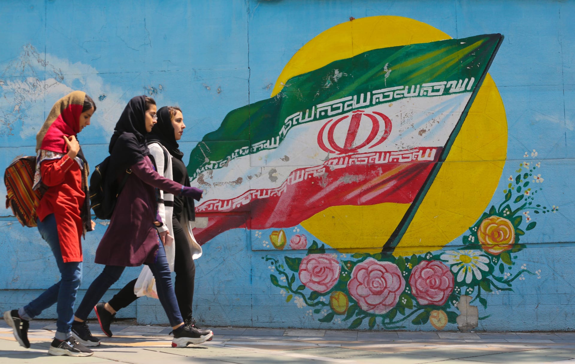 فتيات إيرانيات في أحد شوارع العاصمة طهران
