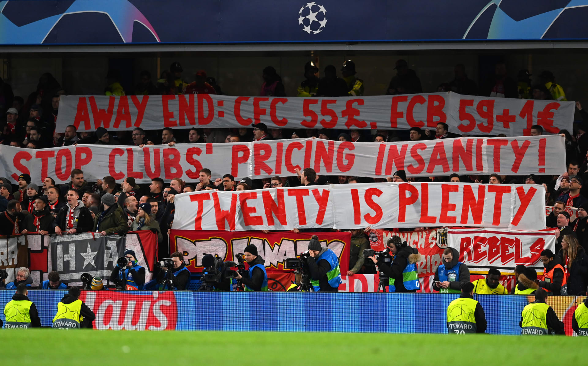 مشجعو بايرن ميونيخ يحتجون على أسعار تذاكر دوري أبطال أوروبا خلال لقاء تشيلسي