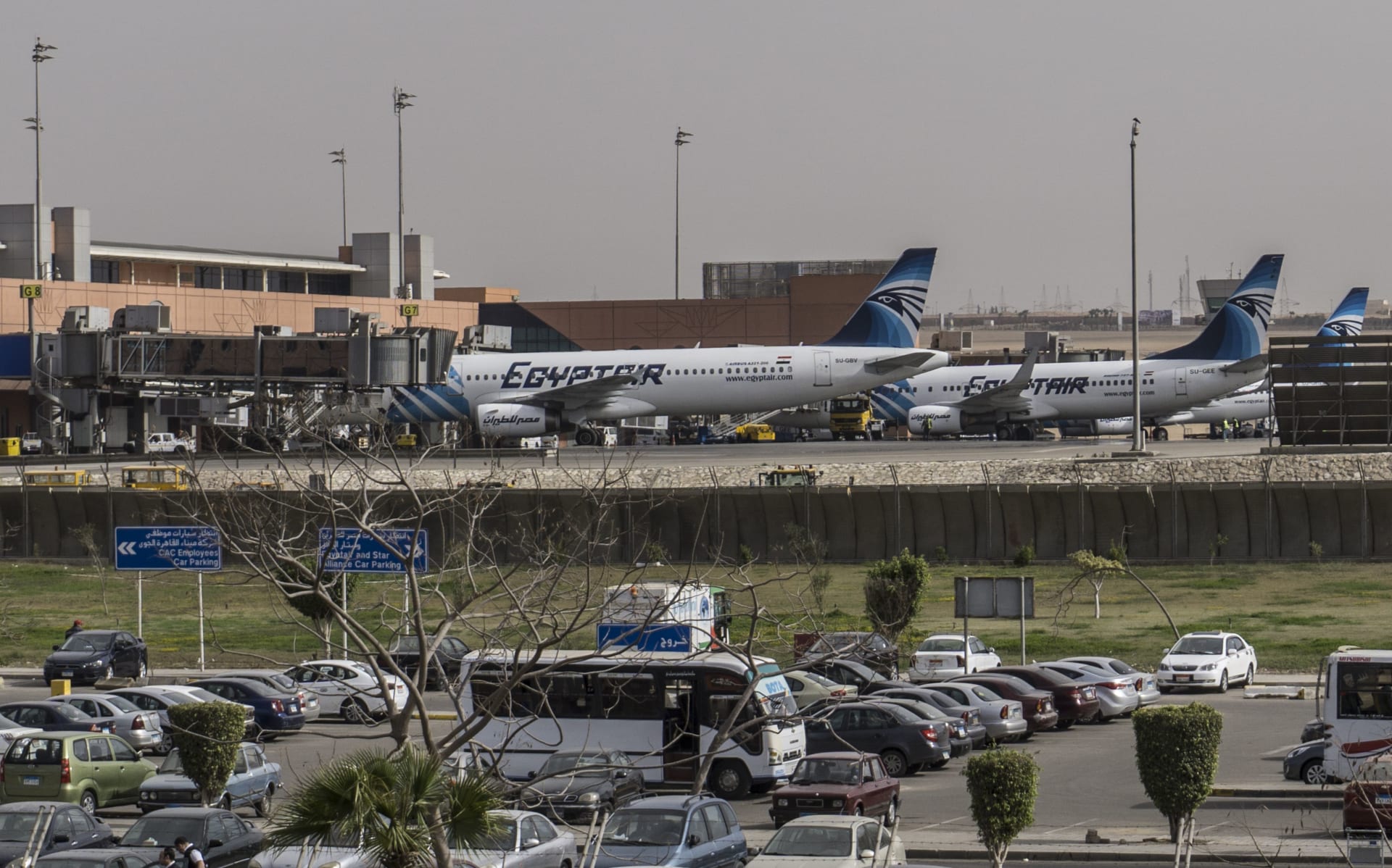مصر للطيران تلغي تأشيرات العمرة.. و"الحج السعودية" توضح كيفية الإجراءات لمن حصل عليها  