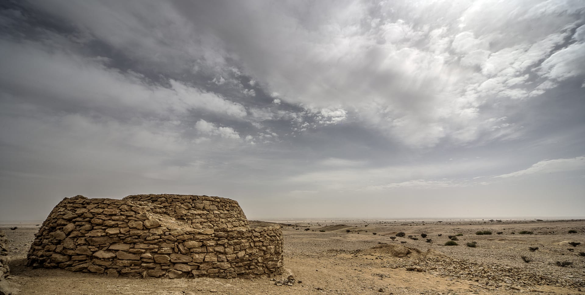 مصور يستكشف هياكل صخرية تشبه"خلايا النحل" في الإمارات