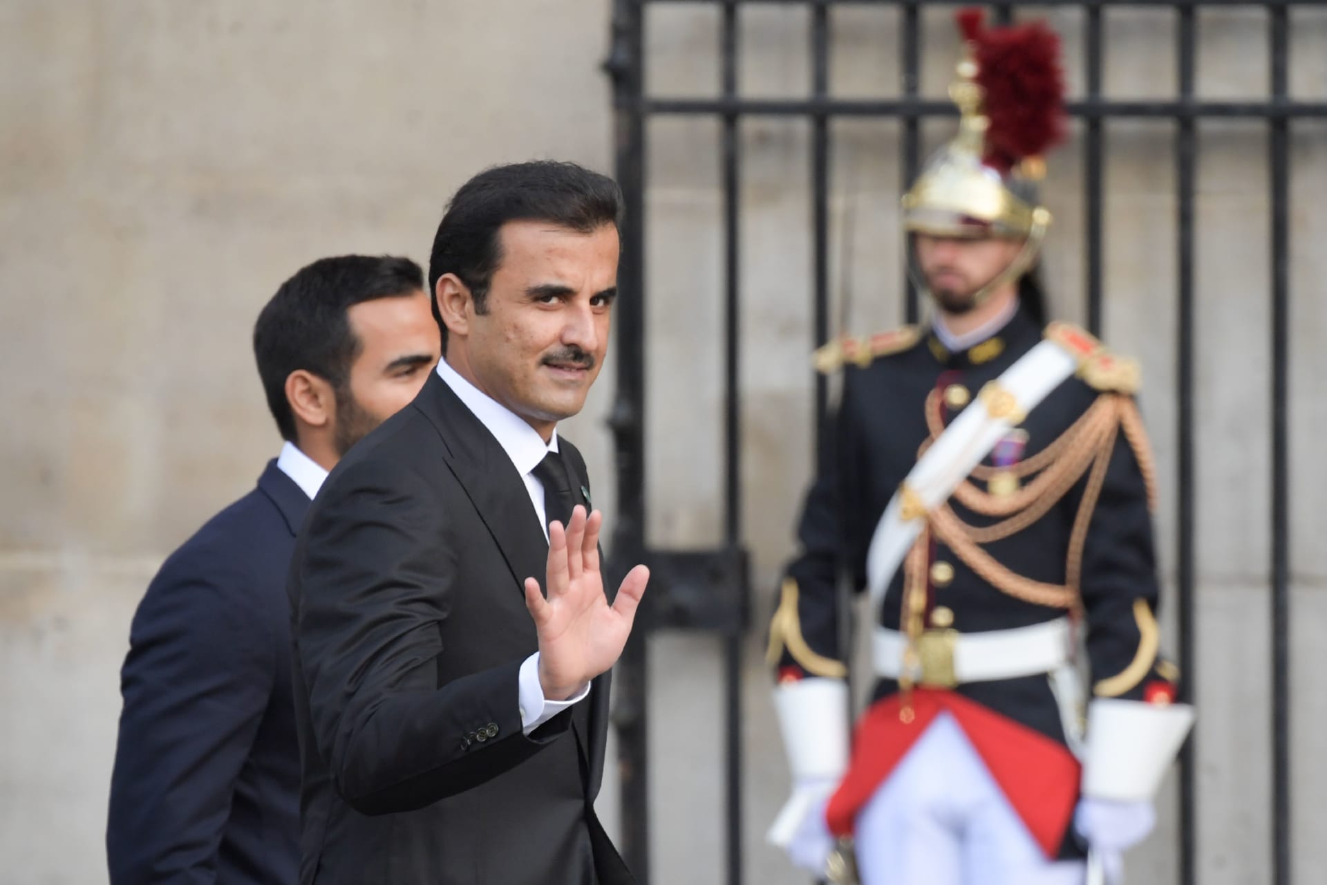 أمير قطر يمنح سفير تركيا وساما مرصعا بالألماس والياقوت.. والأخير: الدوحة وقفت مع الحق والحقيقة