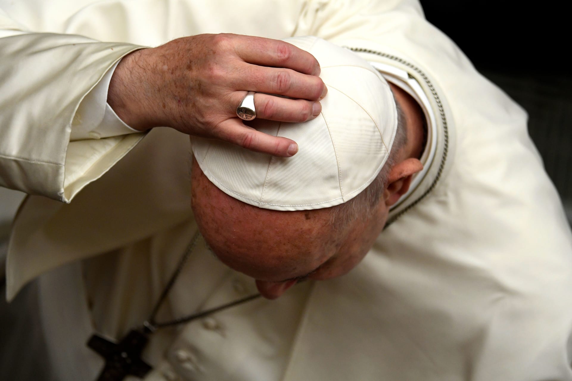 بعد جدل حول فحصه بسبب كورونا.. الفاتيكان: البابا فرانسيس مُصاب بنزلة برد