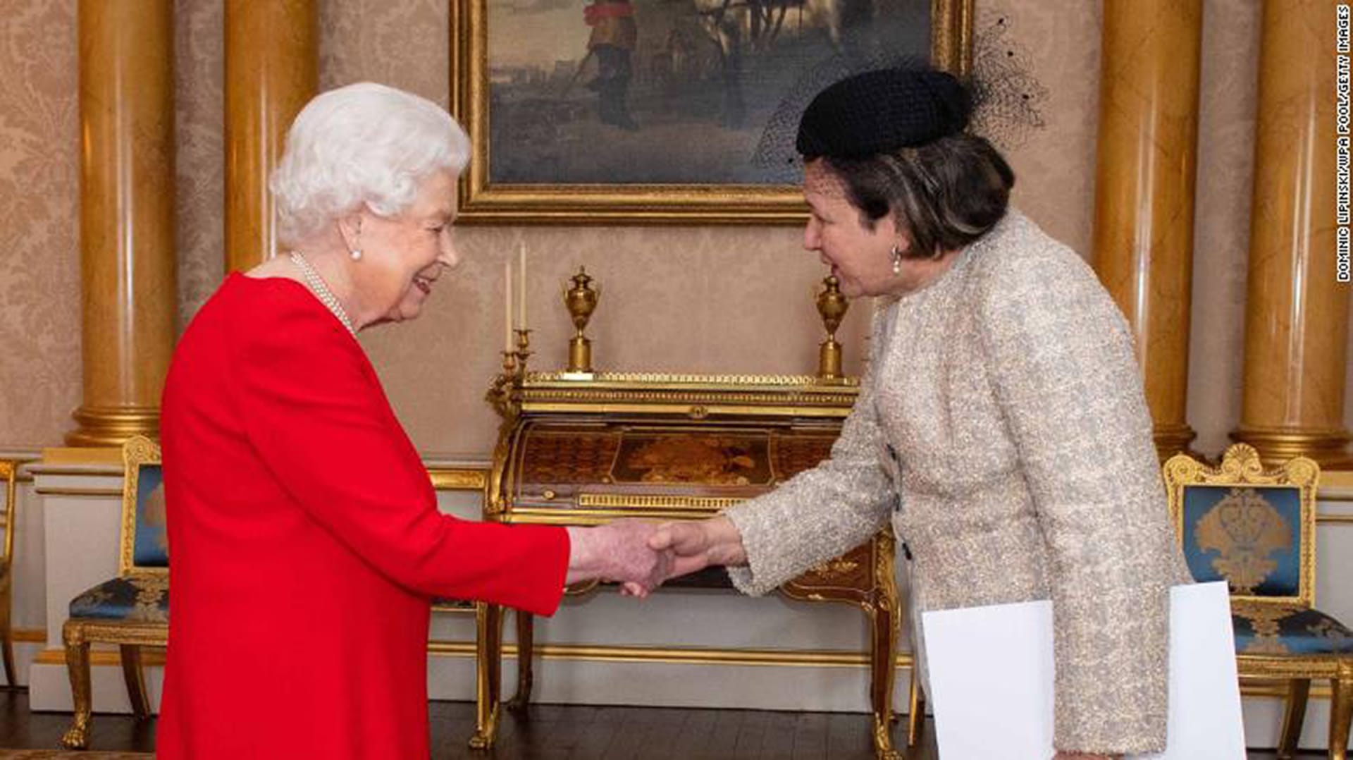ملكة بريطانيا ترتدي القفازات.. هل كانت تحمي نفسها من فيروس كورونا؟