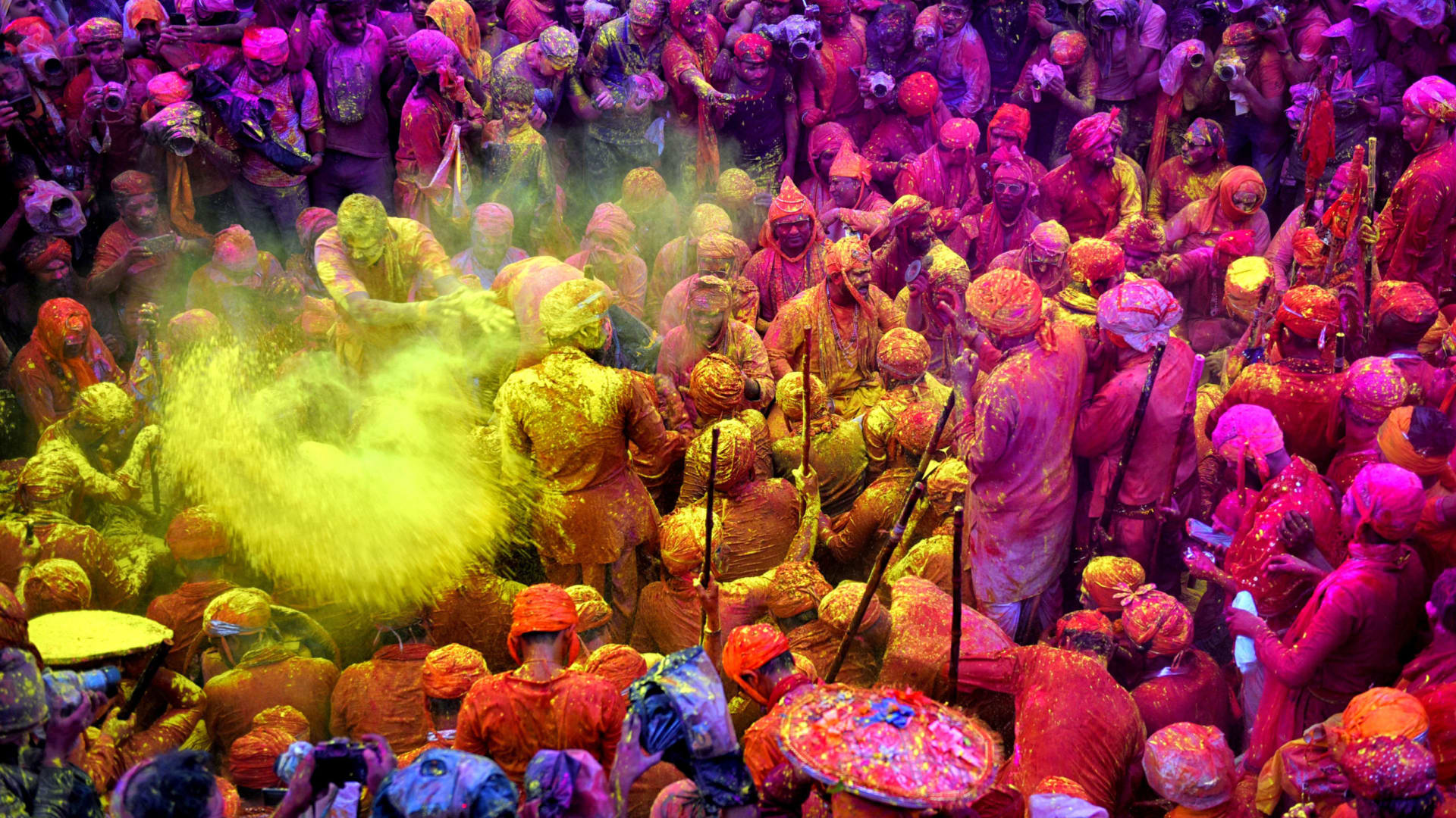 باستخدام الأقنعة.. مهرجان الألوان بالهند يستمر رغم مخاوف فيروس كورونا