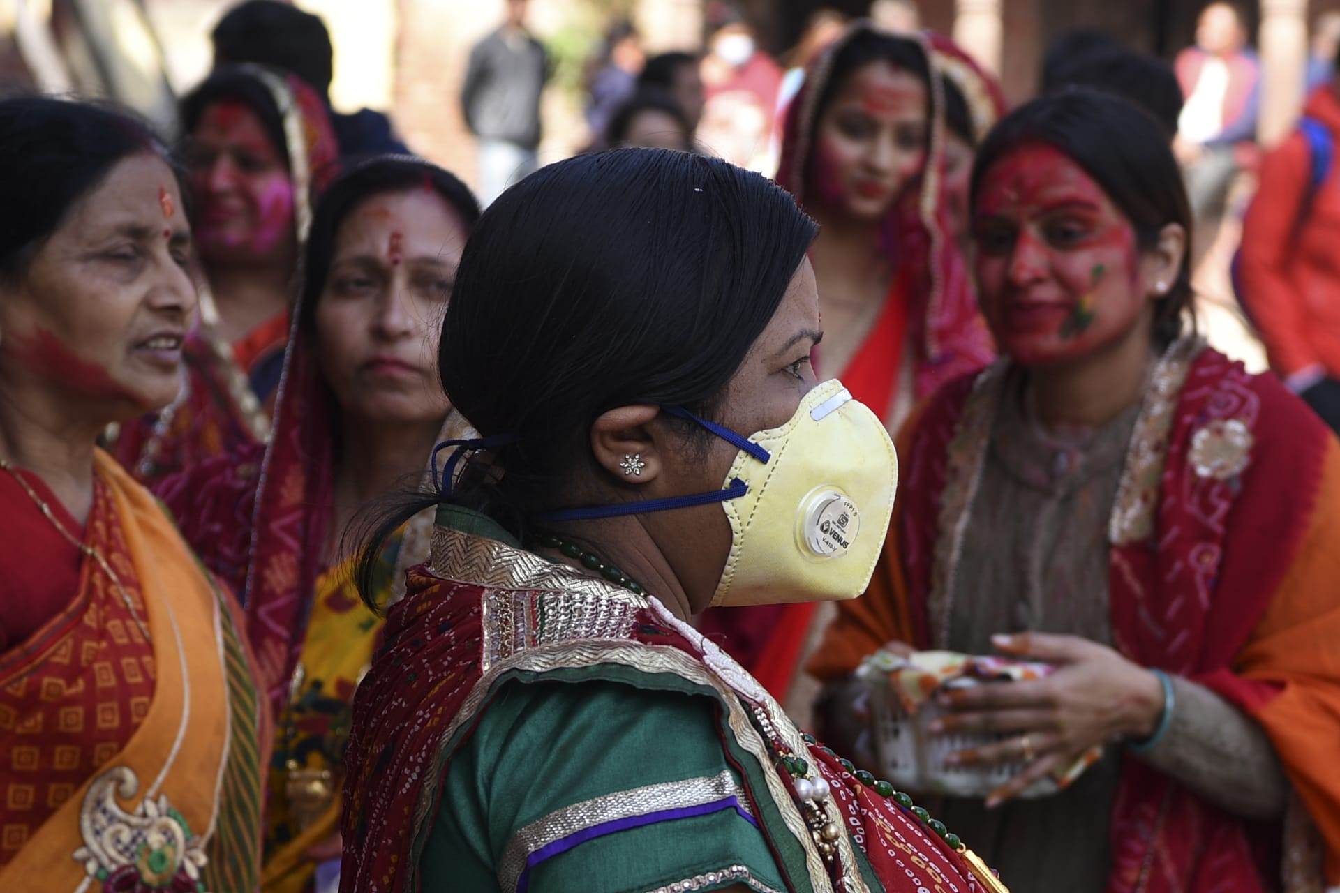باستخدام الأقنعة.. مهرجان الألوان بالهند يستمر رغم مخاوف فيروس كورونا