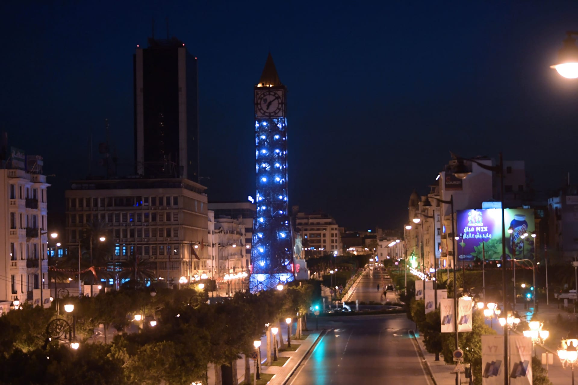 شارع الحبيب بورقيبة في وسط العاصمة التونسية بعد فرض حظر للتجول لمواجهة انتشار فيروس كورونا