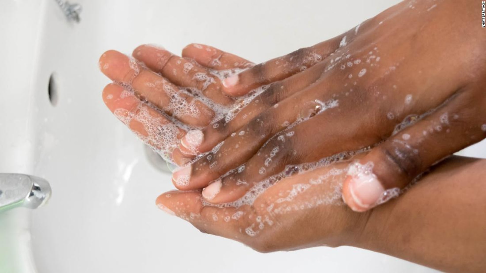 كيف يستطيع الصابون والماء ومعقمات اليدين القضاء على فيروس كورونا المستجد Cnn Arabic