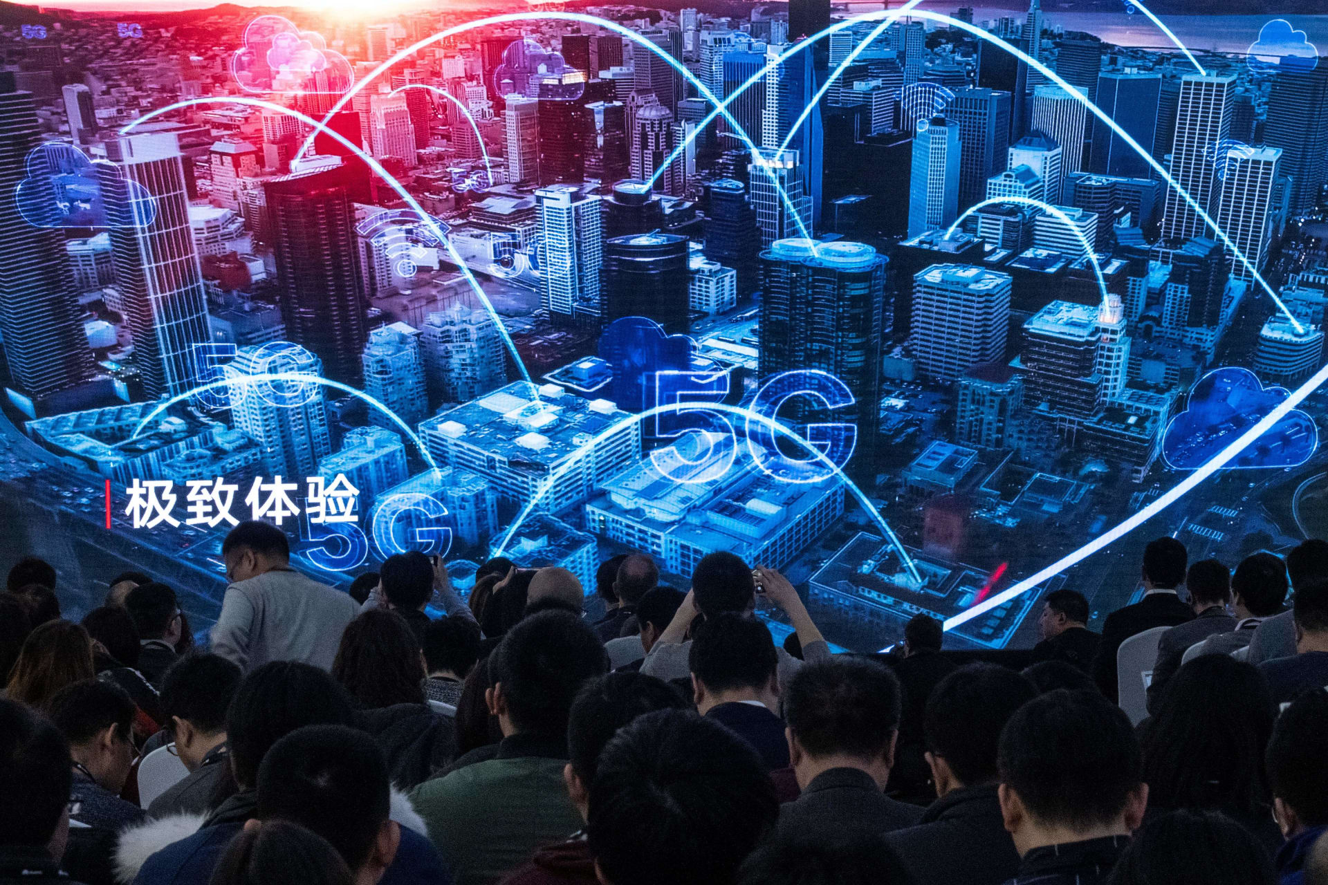صحفيون يشاهدون مقطعا دعائيا خلال مؤتمر صحفي وإطلاق منتجات Huawei 5G الجديدة في بكين