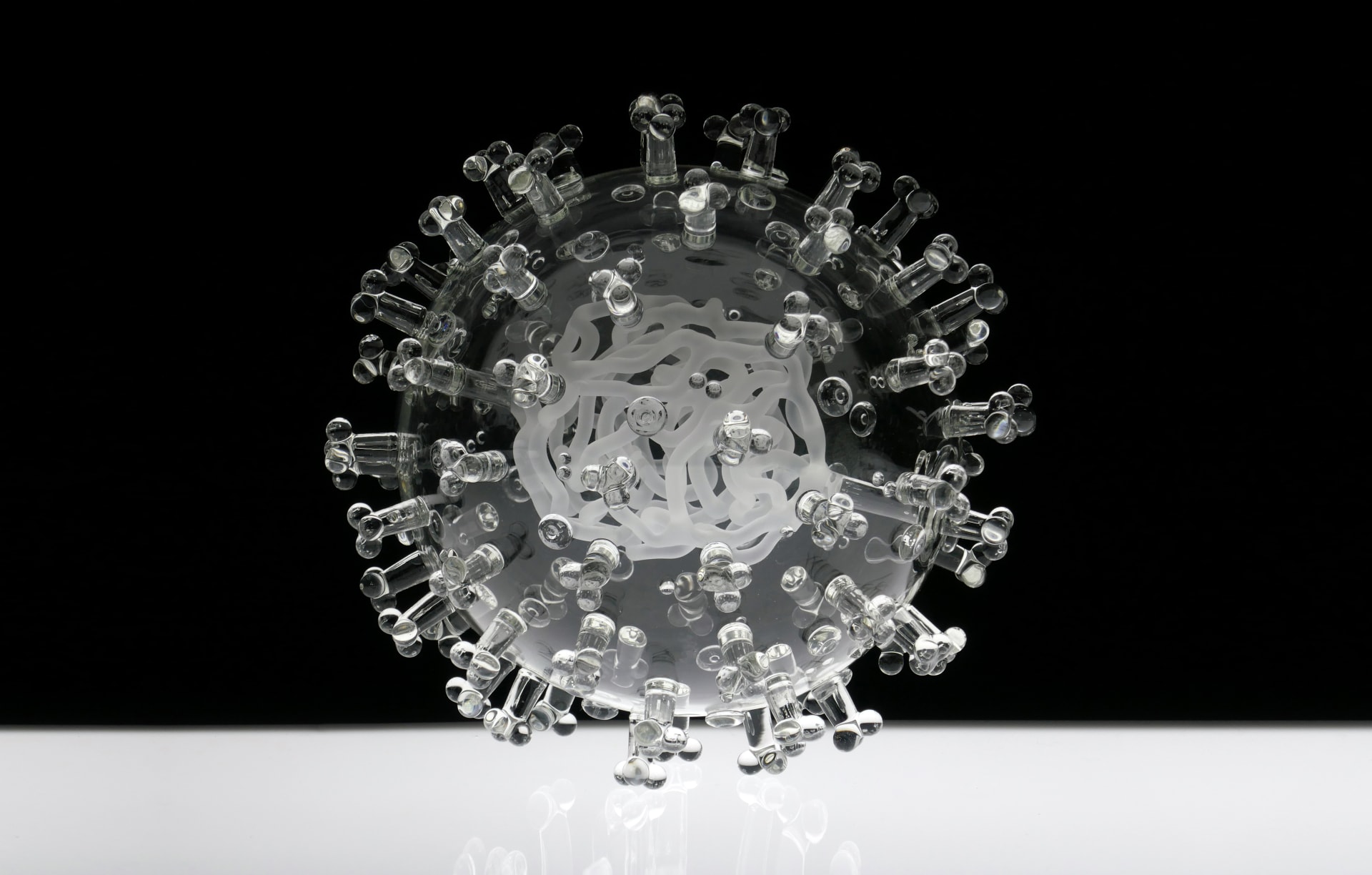 هل تعلم كيف يبدو فيروس كورونا في الحقيقة؟ فنان بريطاني يبين ذلك