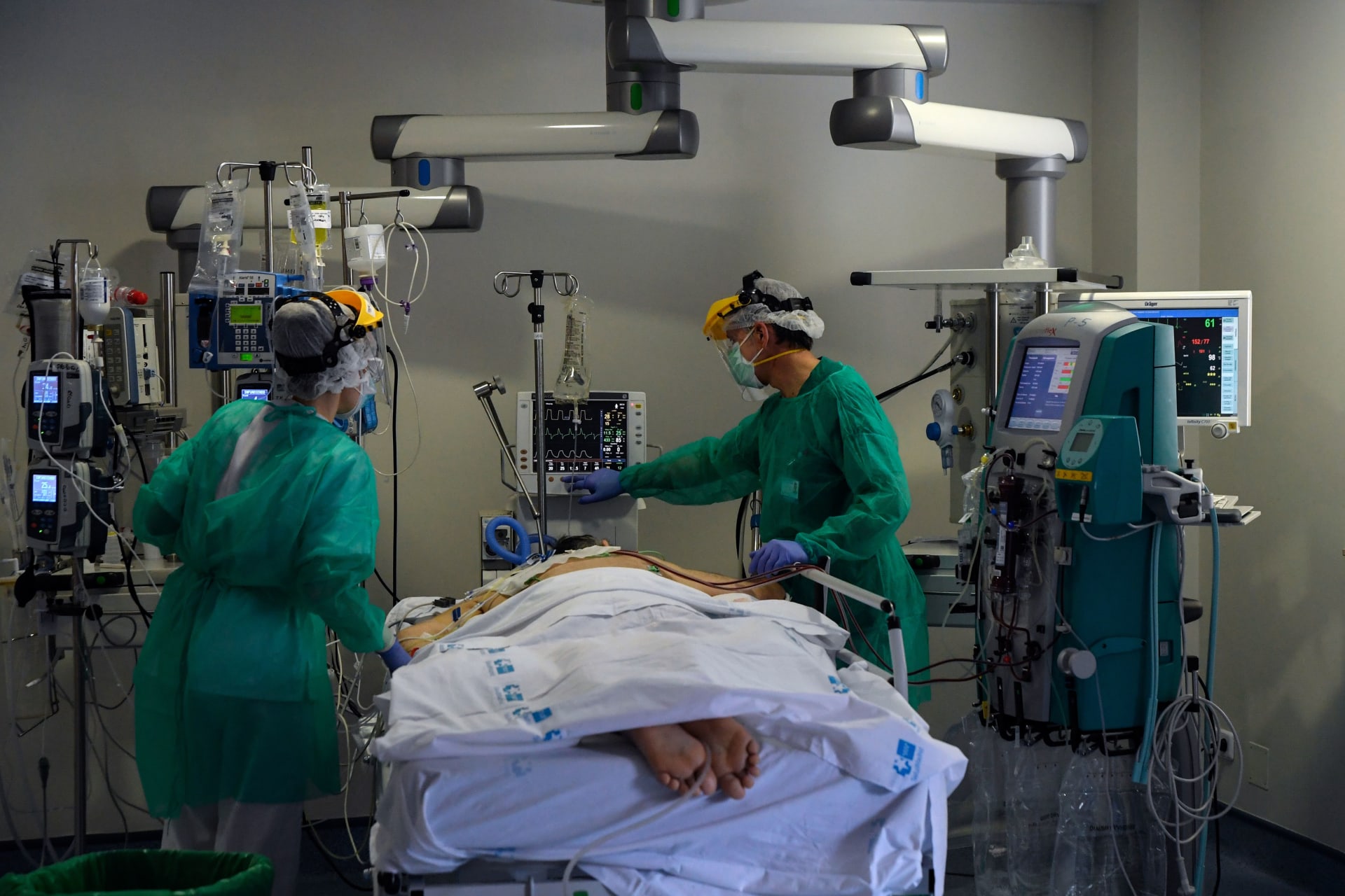 فريق طبي يتابع أحد المصابين بفيروس كورونا في إحدى مستشفيات إسبانيا