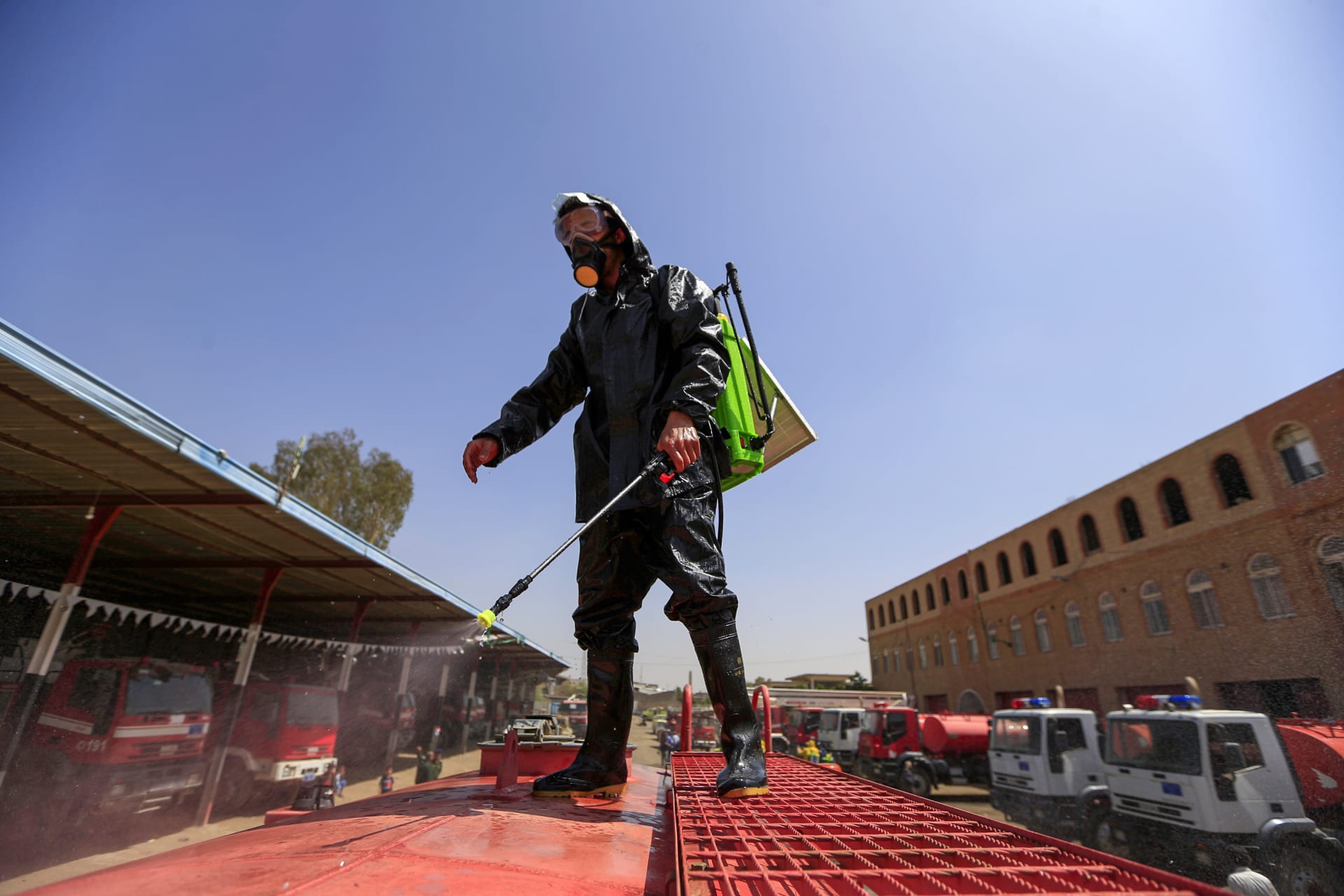 أحد العمال المدنيين يقوم بأعمال التعقيم بعد تسجيل إصابات بفيروس كورونا في اليمن