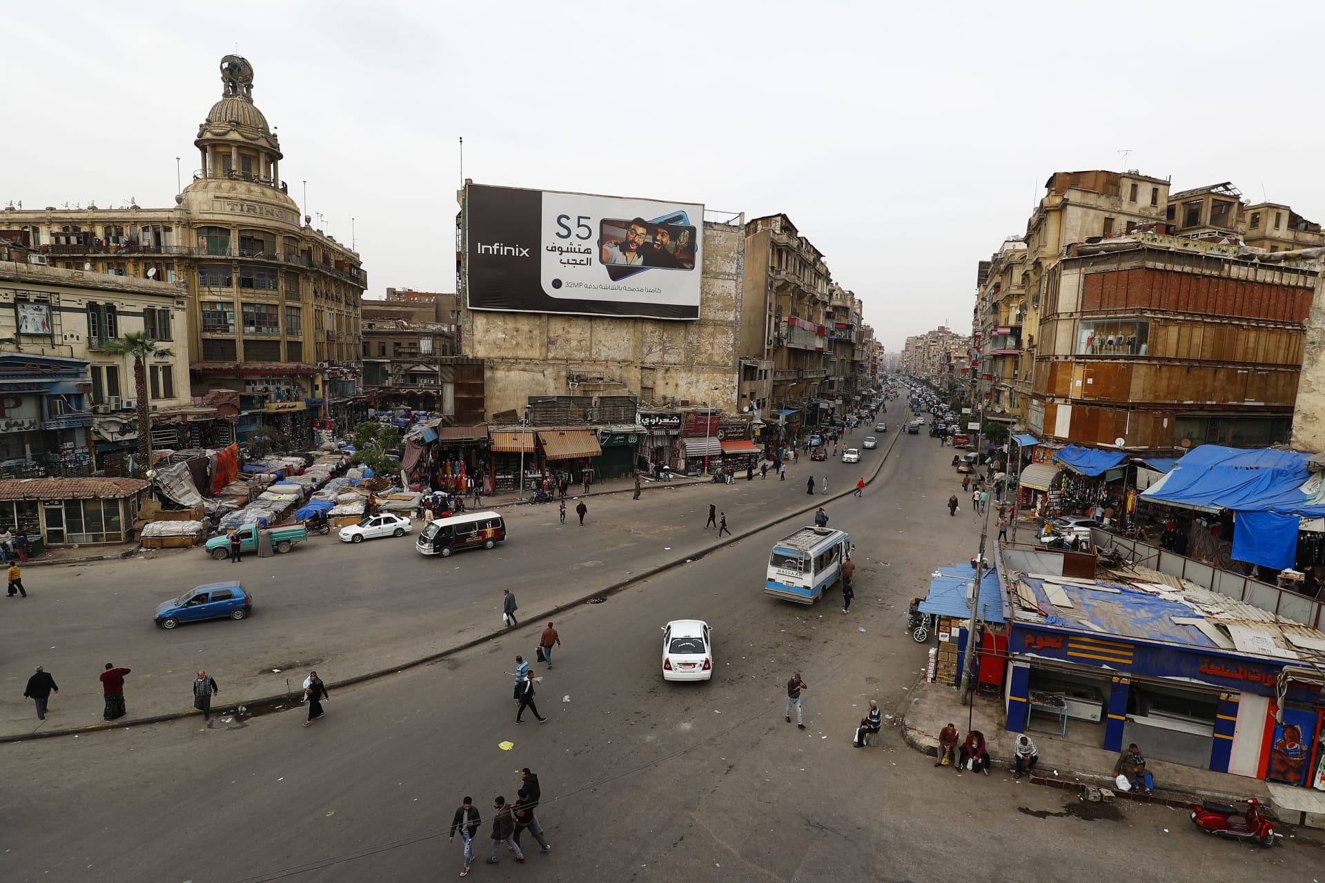 أحد الميادين بوسط العاصمة المصرية القاهرة بعد تفشي فيروس كورونا