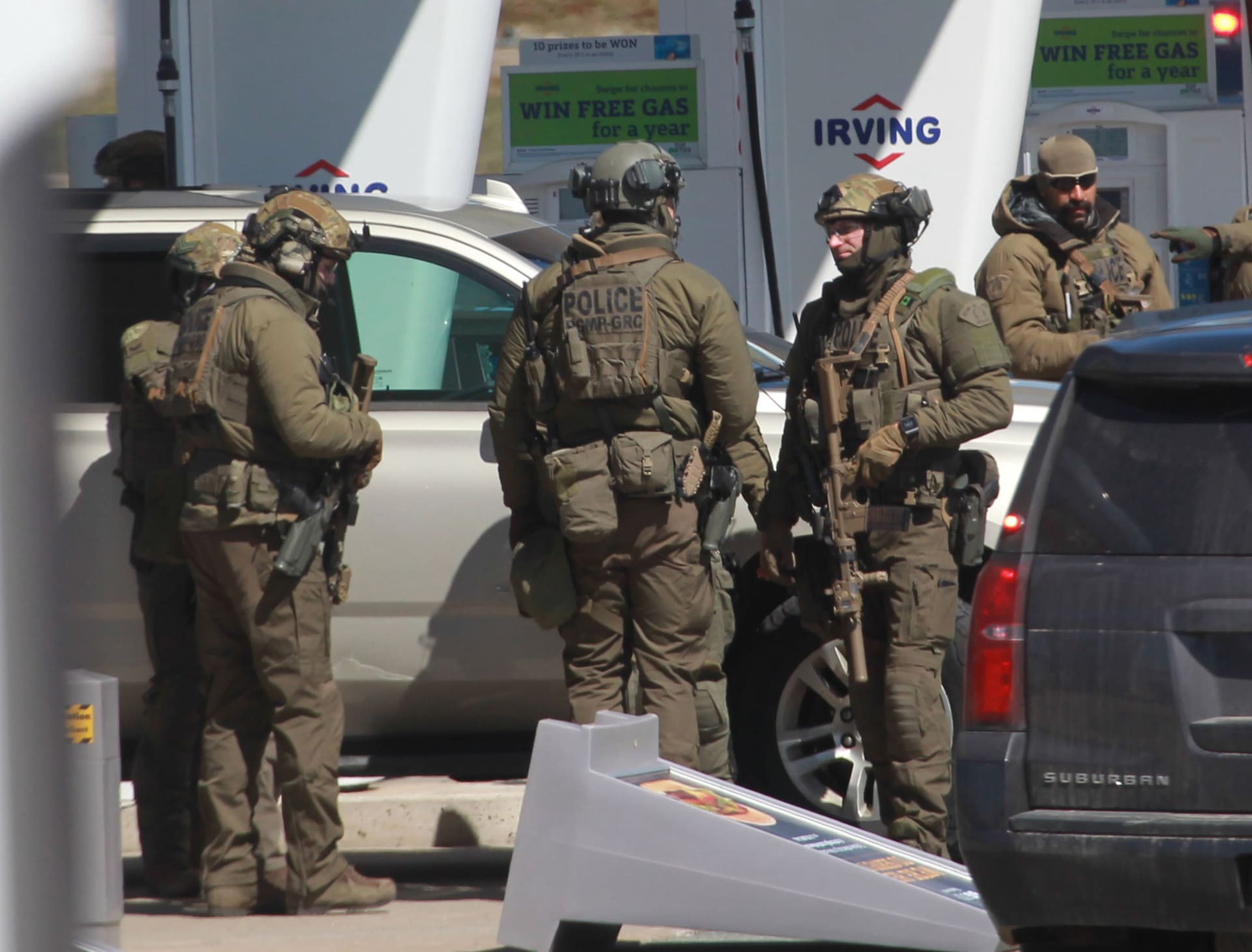 مسلح يرتدي زي شرطي يقتل 16 شخصا في كندا