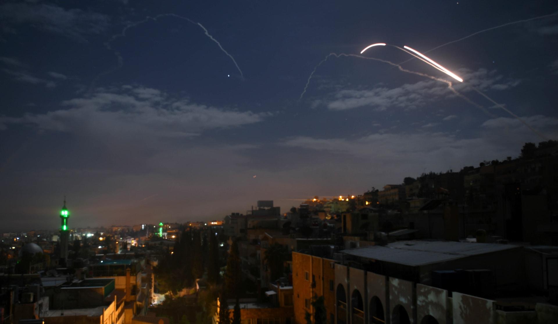 سانا: الدفاعات السورية تصدت لضربات صاورخية في سماء تدمر