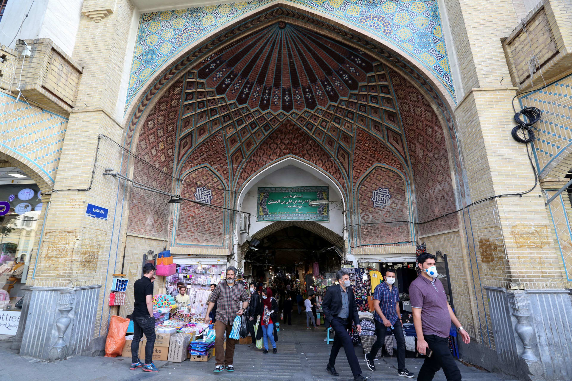 إيران تقرر فتح الأضرحة والمحال التجارية