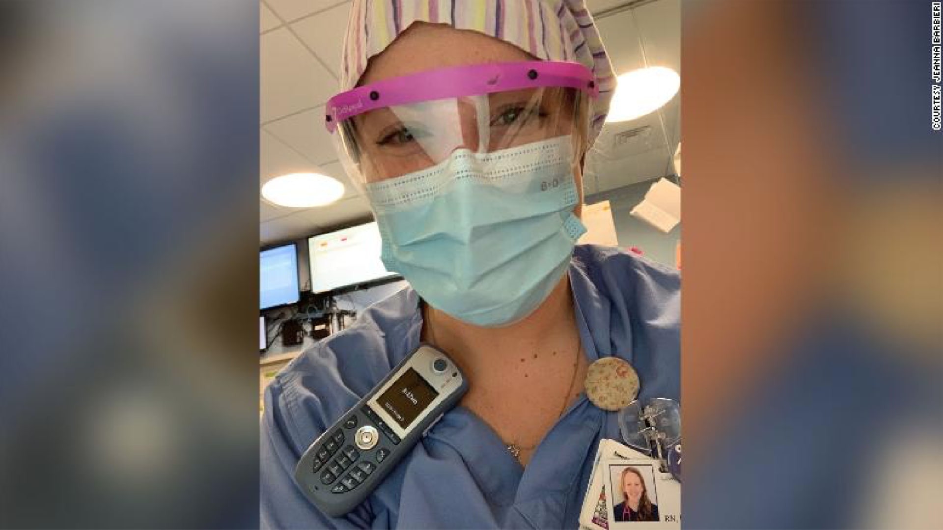 ممرضة تطبع صور خاصة بأحباء المرضى الذين لا يمكن رؤيتهم شخصياً