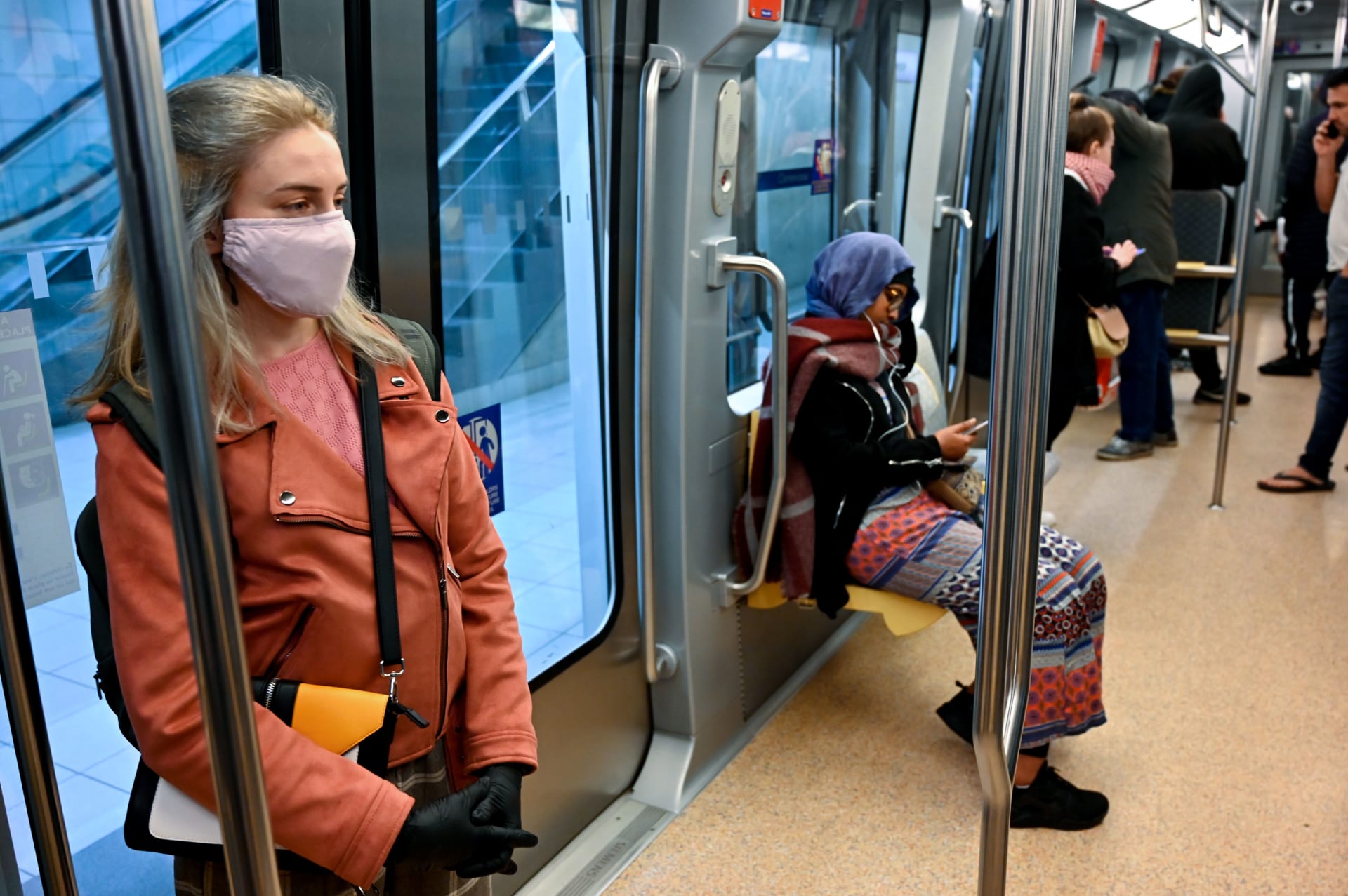 سيدة ترتدي قناعًا طبيًا واقيًا في مترو الأنفاق في فرنسا بعد تفشي فيروس كورونا