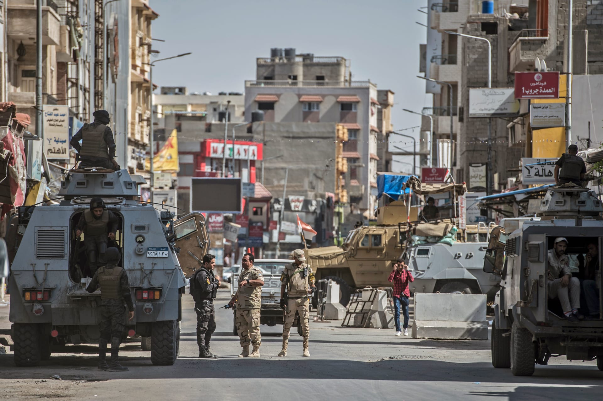 عدد من عناصر الجيش والشرطة المصريين في مدينة العريش بشمال سيناء 