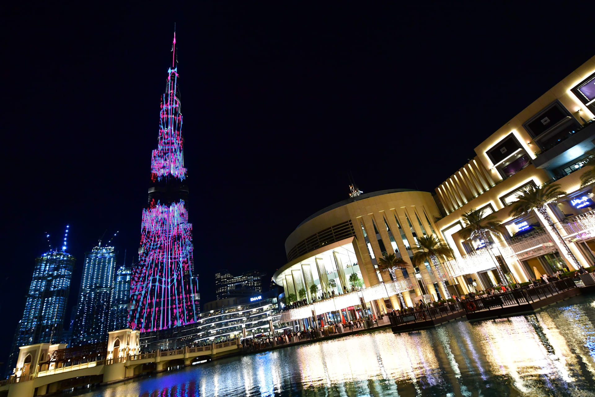 مع إنارة برج خليفة بـ1.2 مليون مصباح.. دبي تطلق "أطول صندوق تبرعات في العالم"