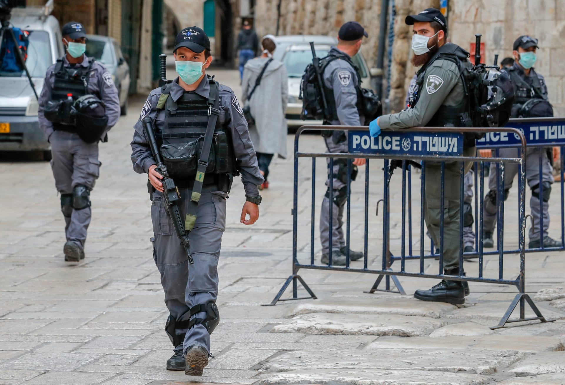 قوات الأمن الإسرائيلية في مدينة القدس ترتدي أقنعة طبية واقية بعد تفشي فيروس كورونا
